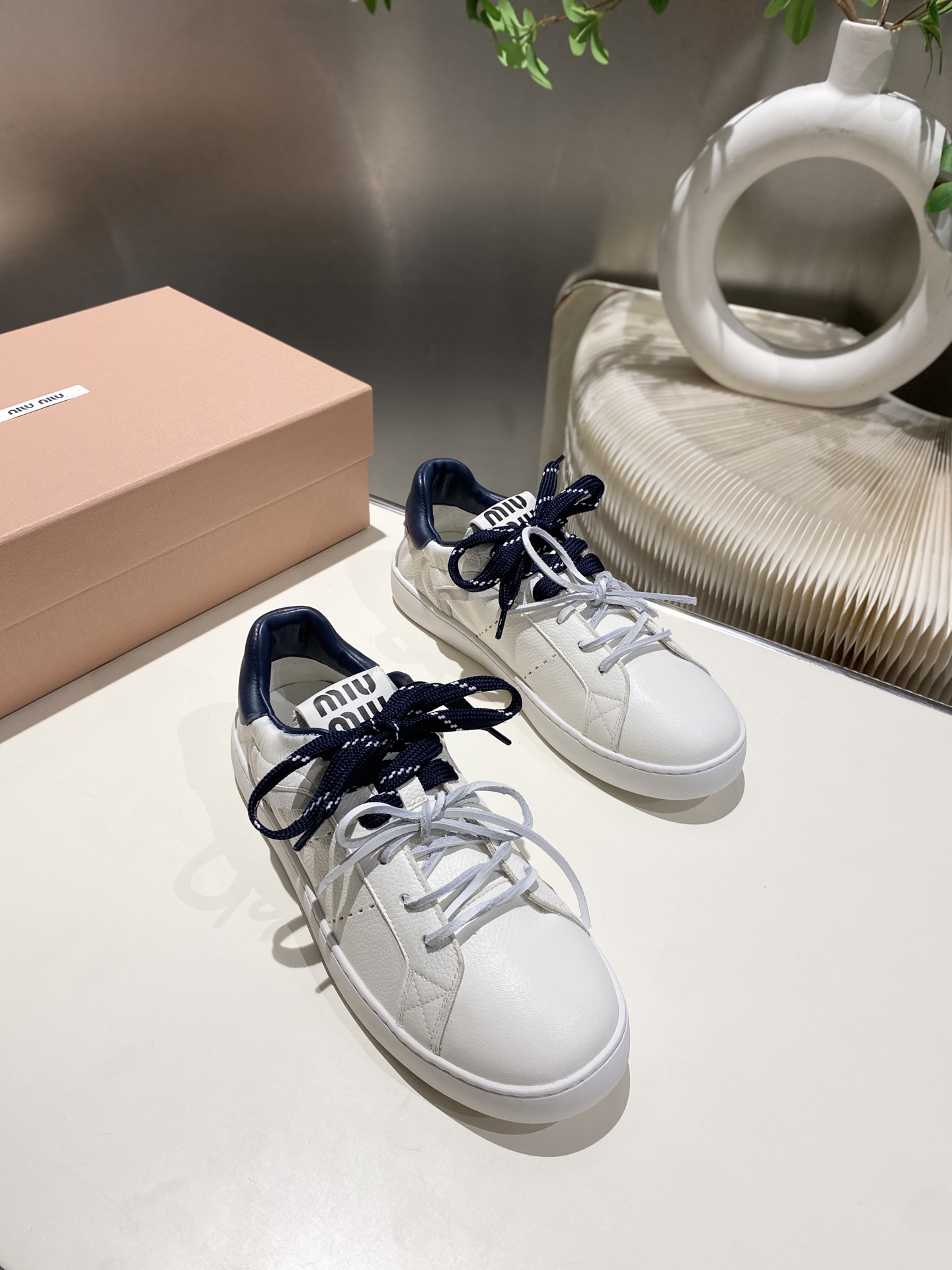 NO:493881,Full-top. Miao Miao's new spring and summer style, casual white shoes are new, official website main style, simple grating design, grade recognizable tongue, foot sunshine, youthful, casual matching, long skirt, shorts, casual series can all wear unique styles, the sole is super light IP foam sole, inner layer of ox. Fabric is replicated one by one, old color polishing technology, size 35-39 (34_40, 41, no return or replacement), casual shoes/sports, sneakers, skirts, shorts19860909满帮.缪缪2025春夏新款 休闲小白鞋上新,官网主推款 简约的格板设计 级具辨识度的鞋舌 上脚阳光 青春,随意搭配 长裙 短裙 短裤 休闲系列都能穿出与众不同的风格 ,大底超轻IP发泡底 ,内里头层牛里 .面料一比一复刻 做旧擦色工艺 码数35-39(34_40,41 不退不换),休闲鞋/运动鞋,sneakers,skirts,shorts,Women's Shoes