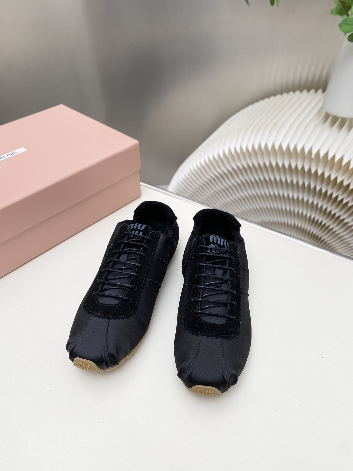 NO:669056,.Forrest Gump Casual Shoes and Sneakers Spring and Summer New Style. Recently popular, avant-garde and bold design. .miu style is integrated into the simple lines of this thick-soled canvas sneaker. The unique logo is decorated on the tongue and back, embellished with retro thick-soled design. Bold, innovative and avant-garde, the upper foot is comfortable and breathable. The color is also very versatile. Size 34-41 (34 41 custom-made), ballet shoes, miumiu, sneakers19860909.阿甘休闲鞋运动鞋 春夏新款 最近爆款前卫大胆的设计 .miu风格融于此款厚底帆布运动鞋的简约线条 ,别致徽标饰于鞋舌与背后,点缀复古 厚底设计 大胆创新前卫 上脚舒适透气 颜色也很百搭码数34-41 (34 41订做),芭蕾舞鞋,miumiu,sneakers,Women's Shoes