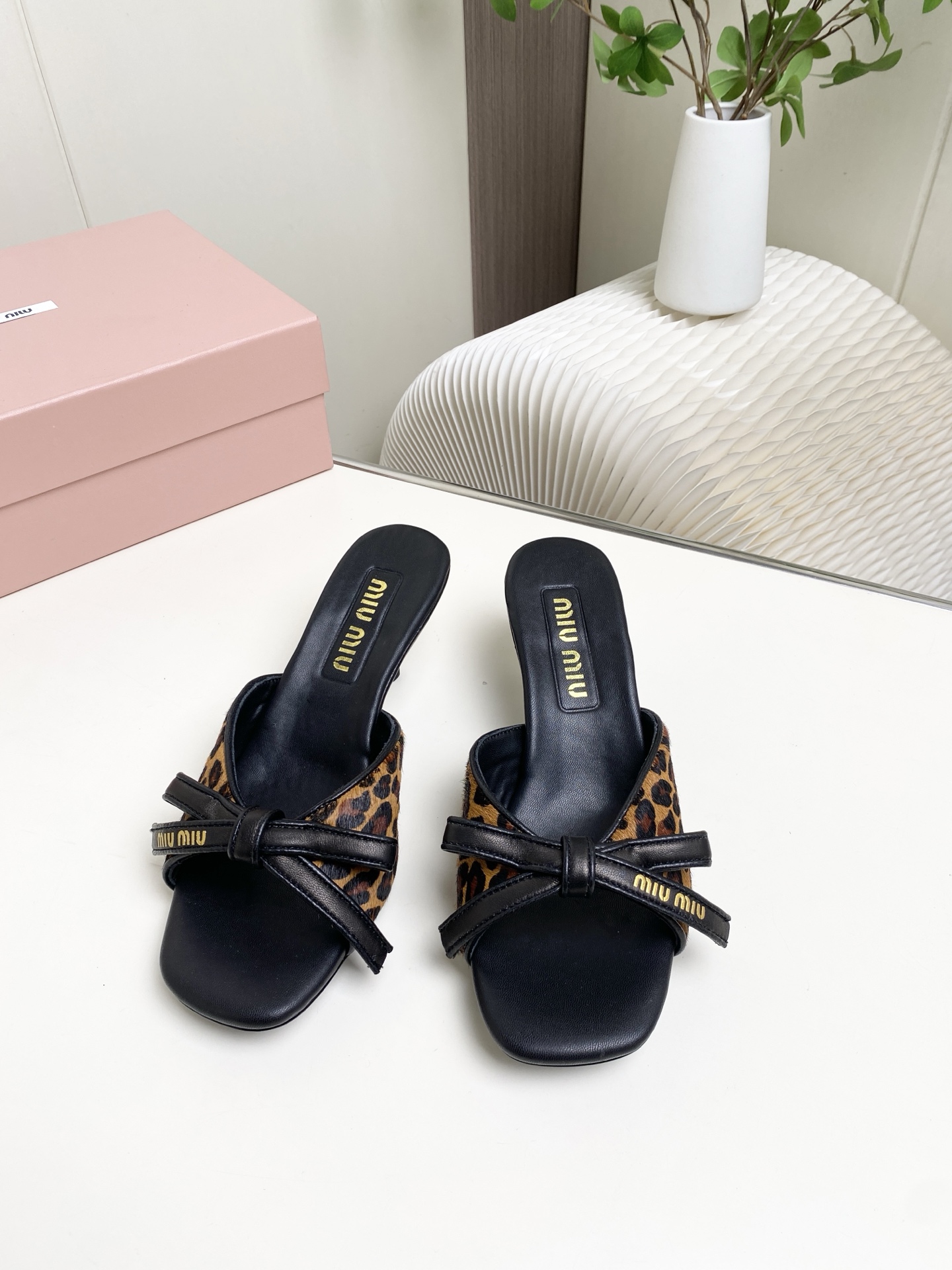 NO:760549,.miumiu2026 new sandals series are fashionable and cool, standard in summer, fabric material. Sheep and sheepskin two panels + bow elements, with sheepskin lining. Italian imported genuine leather outsole. Size: 34-40 (34-40 is custom-made, non-refundable and non-exchangeable). Heel height 5.5CM, slippers, miumiu, sandals, slippers, sheepskin, sheep, Leather soles19860909.miumiu2026新款凉鞋系列时尚洋气 夏日清凉标配,面料材质 .羊猄跟羊皮两个板面+蝴蝶结元素搭配,垫脚羊皮里 意大利进口真皮大底 码数: 34-40（34-40定做不退不换）跟高5.5CM,拖鞋,miumiu,sandals,slippers,sheepskin,sheep,Leather soles,Women's Shoes