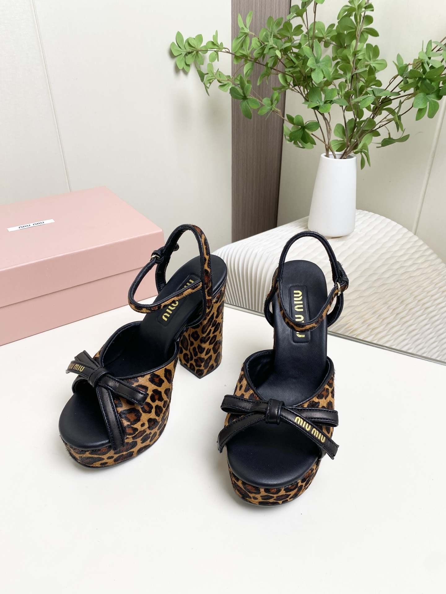 NO:760541,.miumiu2026 new sandals series are fashionable and cool, standard in summer, fabric material. Sheep and sheepskin two panels + bow elements, foot pads in sheepskin, Italian imported genuine leather outsole Size: 34-40 (34-40 is custom-made, non-returnable and non-exchangeable) Heel height 12CM, platform 4cm, sandals, miumiu, sandals, sheepskin, sheep, Leather soles19860909.miumiu2026新款凉鞋系列时尚洋气 夏日清凉标配,面料材质 .羊猄跟羊皮两个板面+蝴蝶结元素搭配,垫脚羊皮里 意大利进口真皮大底 码数: 34-40（34-40定做不退不换）跟高12CM水台4cm,凉鞋,miumiu,sandals,sheepskin,sheep,Leather soles,Women's Shoes