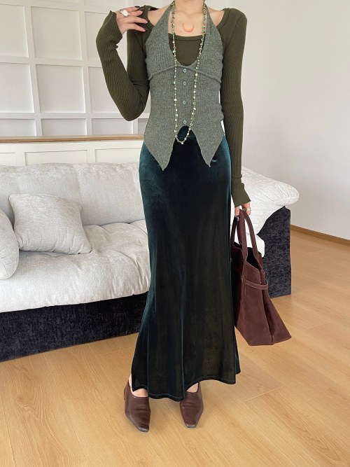 Elegant Velvet Midi Skirt - Slim Fit, High Waist, Side Slit, Versatile Style 1 Elegant Velvet Midi Skirt - Slim Fit, High Waist, Side Slit, Versatile Style