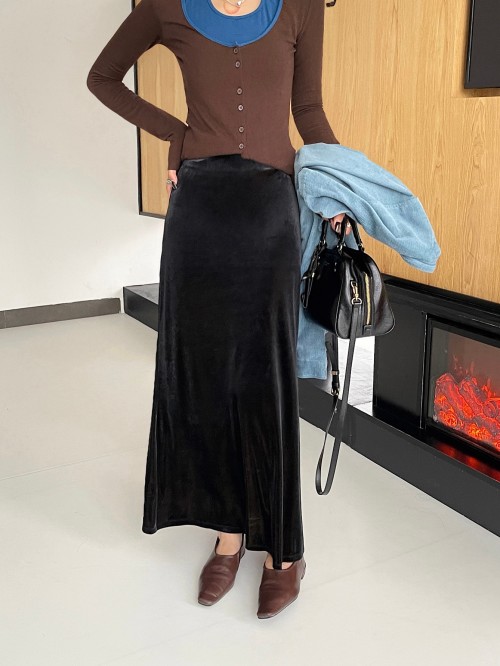 Elegant Velvet Midi Skirt with Side Slit - Chic and Versatile Style 1 Elegant Velvet Midi Skirt with Side Slit - Chic and Versatile Style