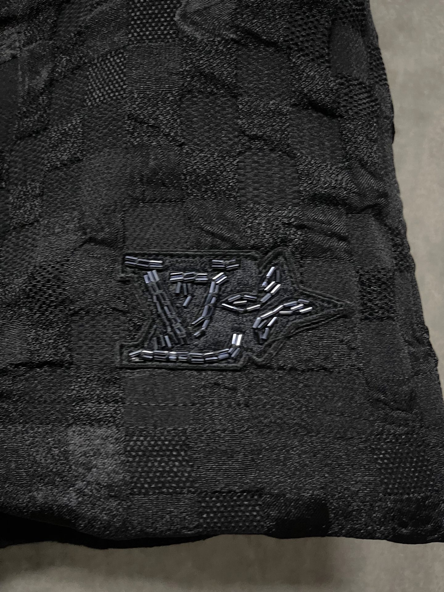 💰250
LOUIS VUITTON 25SS LV提花短裤
面料采用:定制LV棋盘格泡泡手感面料 丝棉混纺里布 定制面料 定位裁床 定制手缝章仔 纽扣 吊钟 商标定制五金 螺纹 辅料 对版对位 男女同款
-Color:  黑色 
-Size: 42 44 46 48