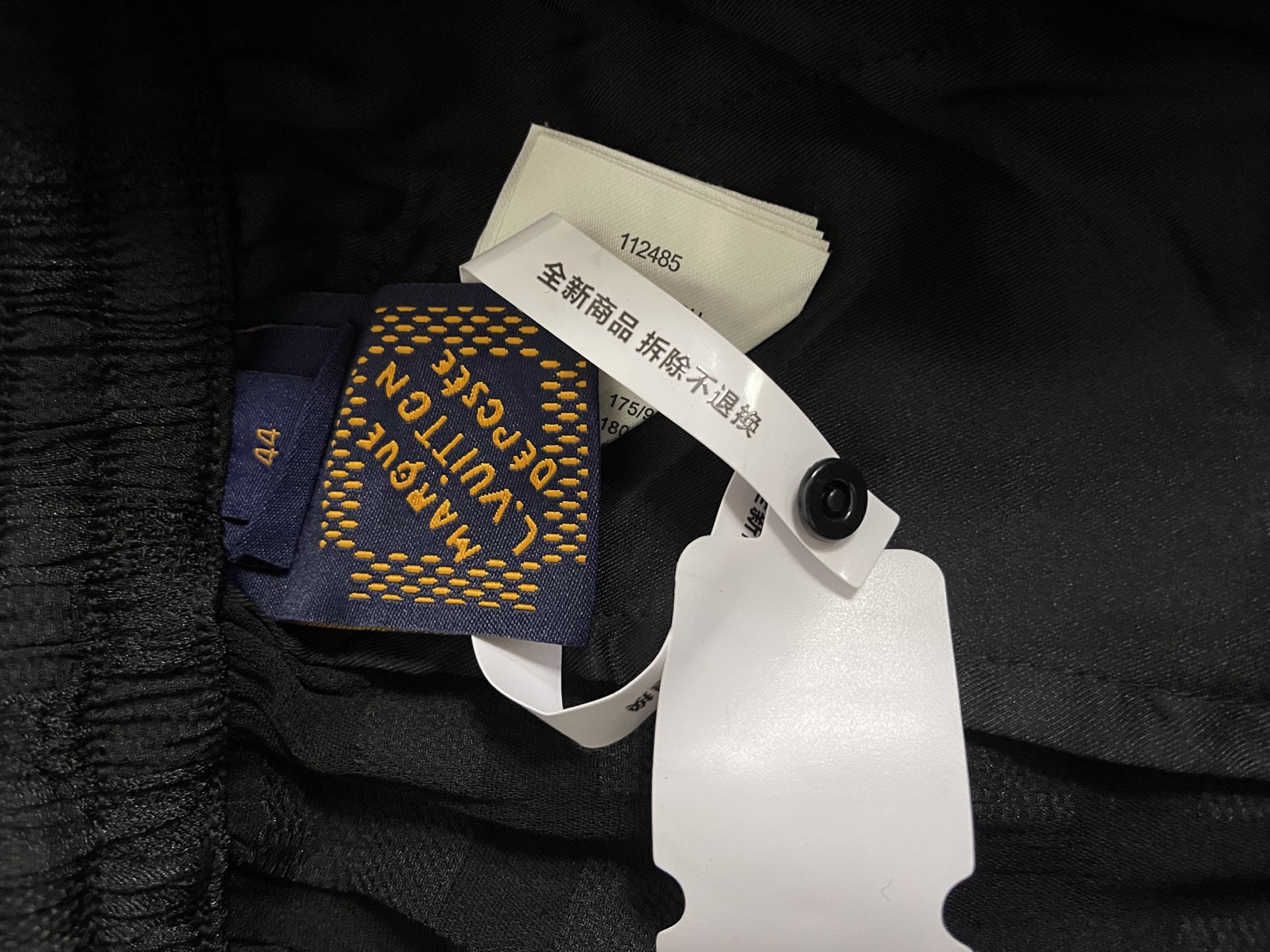 💰250
LOUIS VUITTON 25SS LV提花短裤
面料采用:定制LV棋盘格泡泡手感面料 丝棉混纺里布 定制面料 定位裁床 定制手缝章仔 纽扣 吊钟 商标定制五金 螺纹 辅料 对版对位 男女同款
-Color:  黑色 
-Size: 42 44 46 48