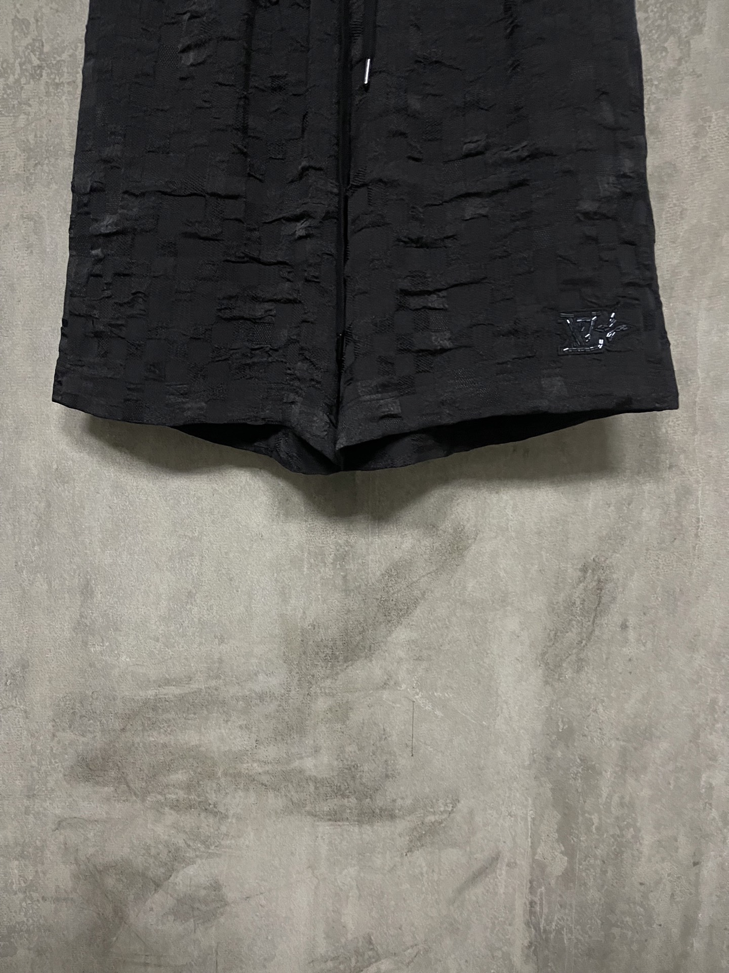 💰250
LOUIS VUITTON 25SS LV提花短裤
面料采用:定制LV棋盘格泡泡手感面料 丝棉混纺里布 定制面料 定位裁床 定制手缝章仔 纽扣 吊钟 商标定制五金 螺纹 辅料 对版对位 男女同款
-Color:  黑色 
-Size: 42 44 46 48