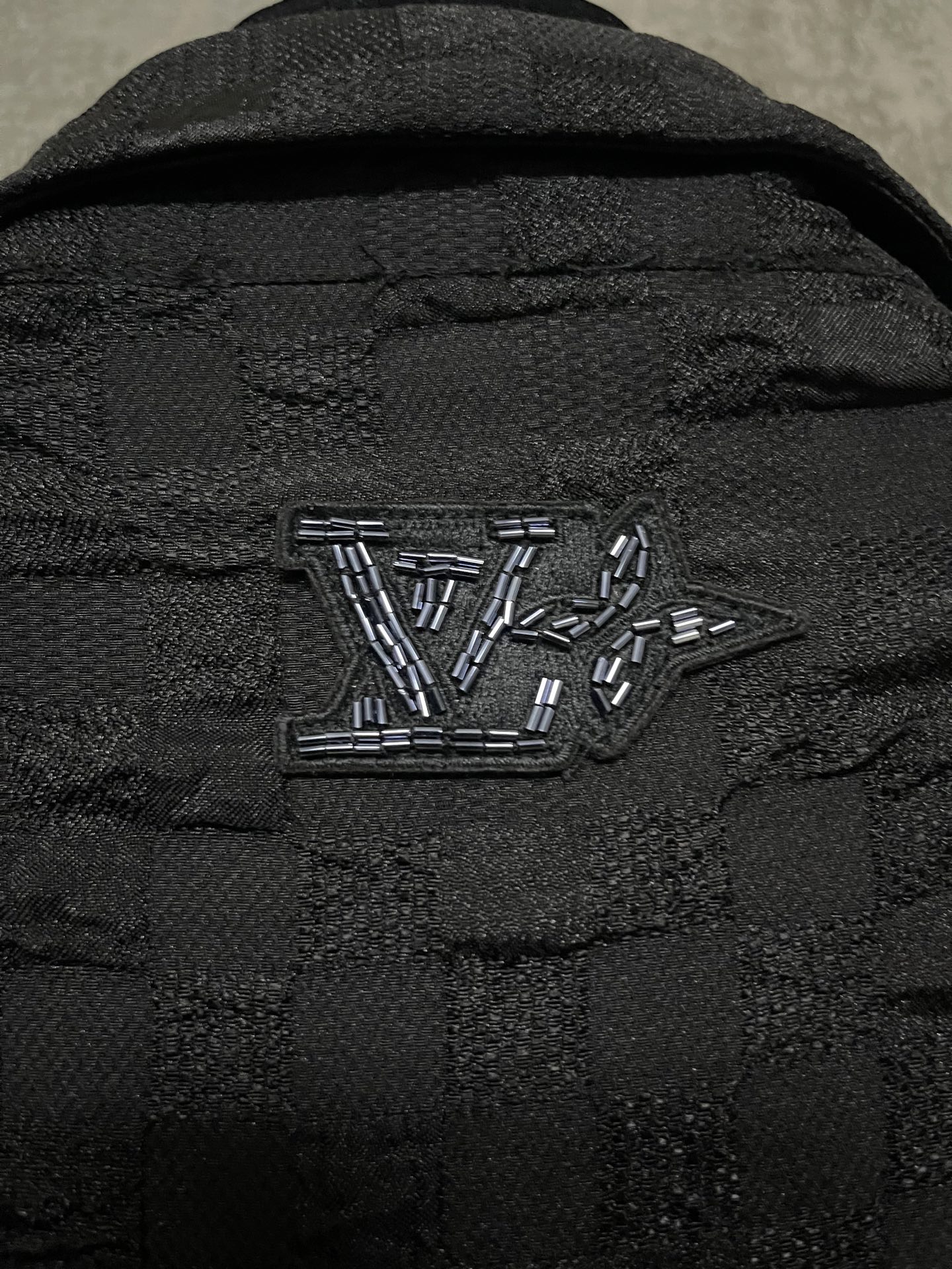 💰290
LOUIS VUITTON 25SS LV提花短袖衬衫
面料采用:定制LV棋盘格泡泡手感面料 丝棉混纺里布 定制面料 定位裁床 定制手缝章仔 纽扣 吊钟 商标定制五金 螺纹 辅料 对版对位 男女同款
-Color:  黑色 
-Size: S M L XL