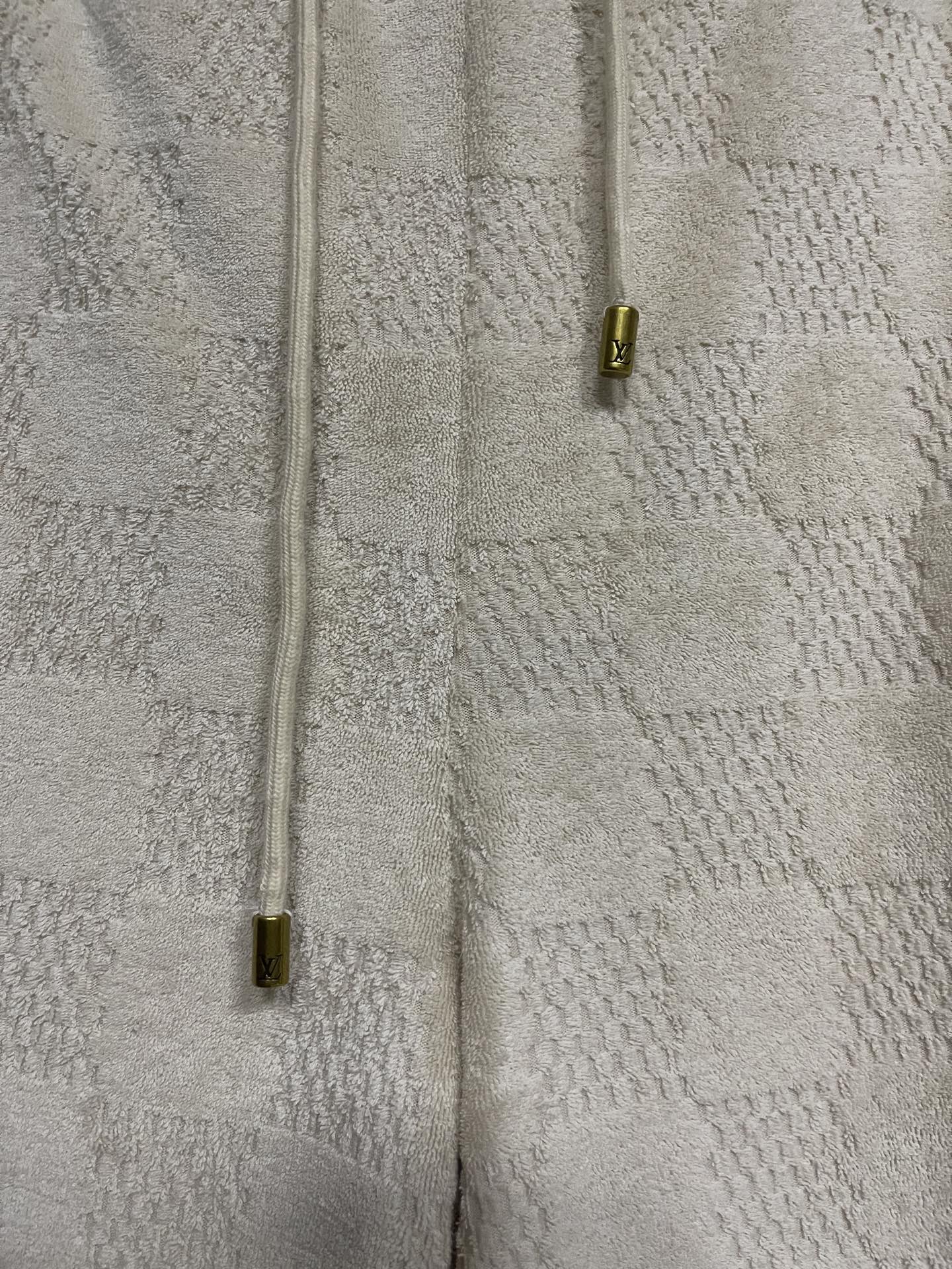 💰230
LOUIS VUITTON 25SS LV棉质毛圈刺绣短裤
面料采用:定制LV棋盘格全棉毛巾提花布 进口刺绣 定制面料 定位裁床定制五金 螺纹 辅料 对版对位 男女同款
-Color:  杏色
-Size: S M L XL