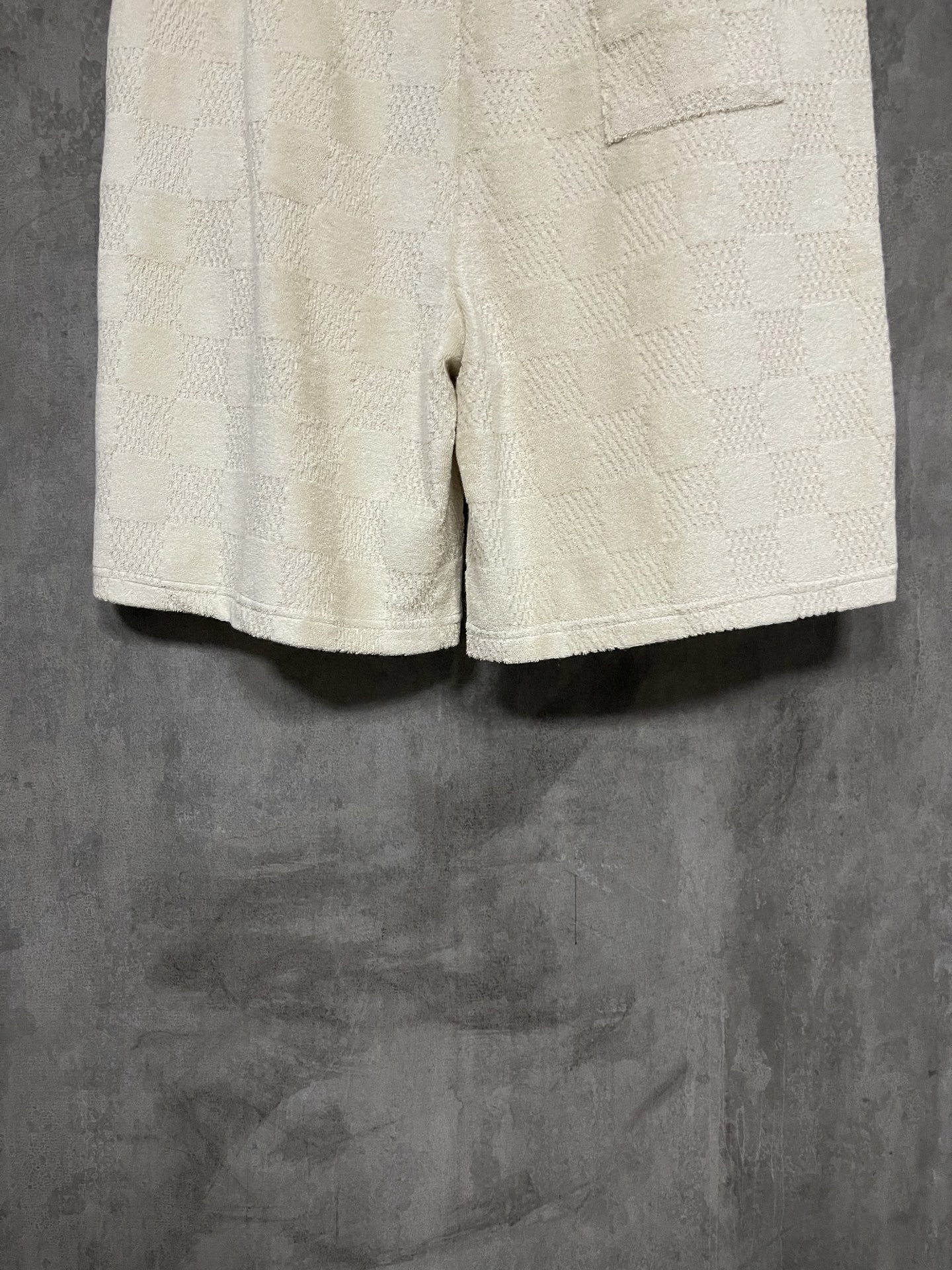 💰230
LOUIS VUITTON 25SS LV棉质毛圈刺绣短裤
面料采用:定制LV棋盘格全棉毛巾提花布 进口刺绣 定制面料 定位裁床定制五金 螺纹 辅料 对版对位 男女同款
-Color:  杏色
-Size: S M L XL