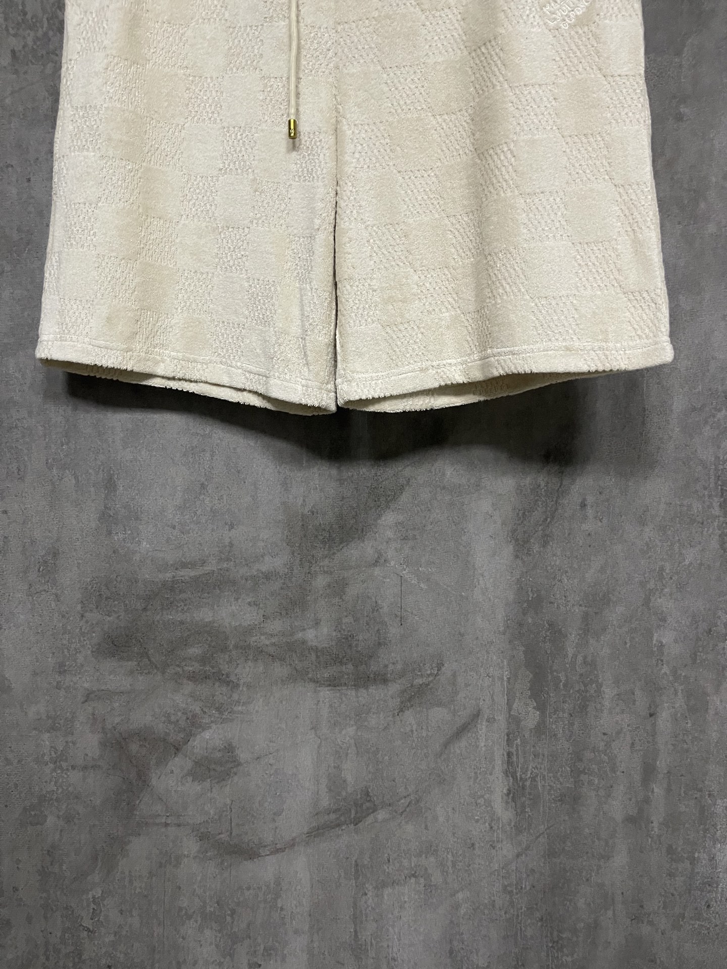 💰230
LOUIS VUITTON 25SS LV棉质毛圈刺绣短裤
面料采用:定制LV棋盘格全棉毛巾提花布 进口刺绣 定制面料 定位裁床定制五金 螺纹 辅料 对版对位 男女同款
-Color:  杏色
-Size: S M L XL