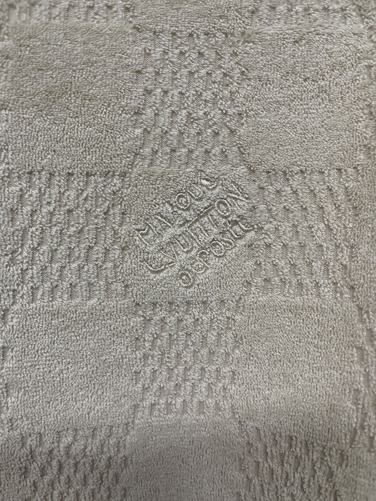 💰190
LOUIS VUITTON 25SS LV棉质毛圈刺绣短袖
面料采用:定制LV棋盘格全棉毛巾提花布 进口刺绣 定制面料 定位裁床定制五金 螺纹 辅料 对版对位 男女同款
-Color:  杏色
-Size: S M L XL
