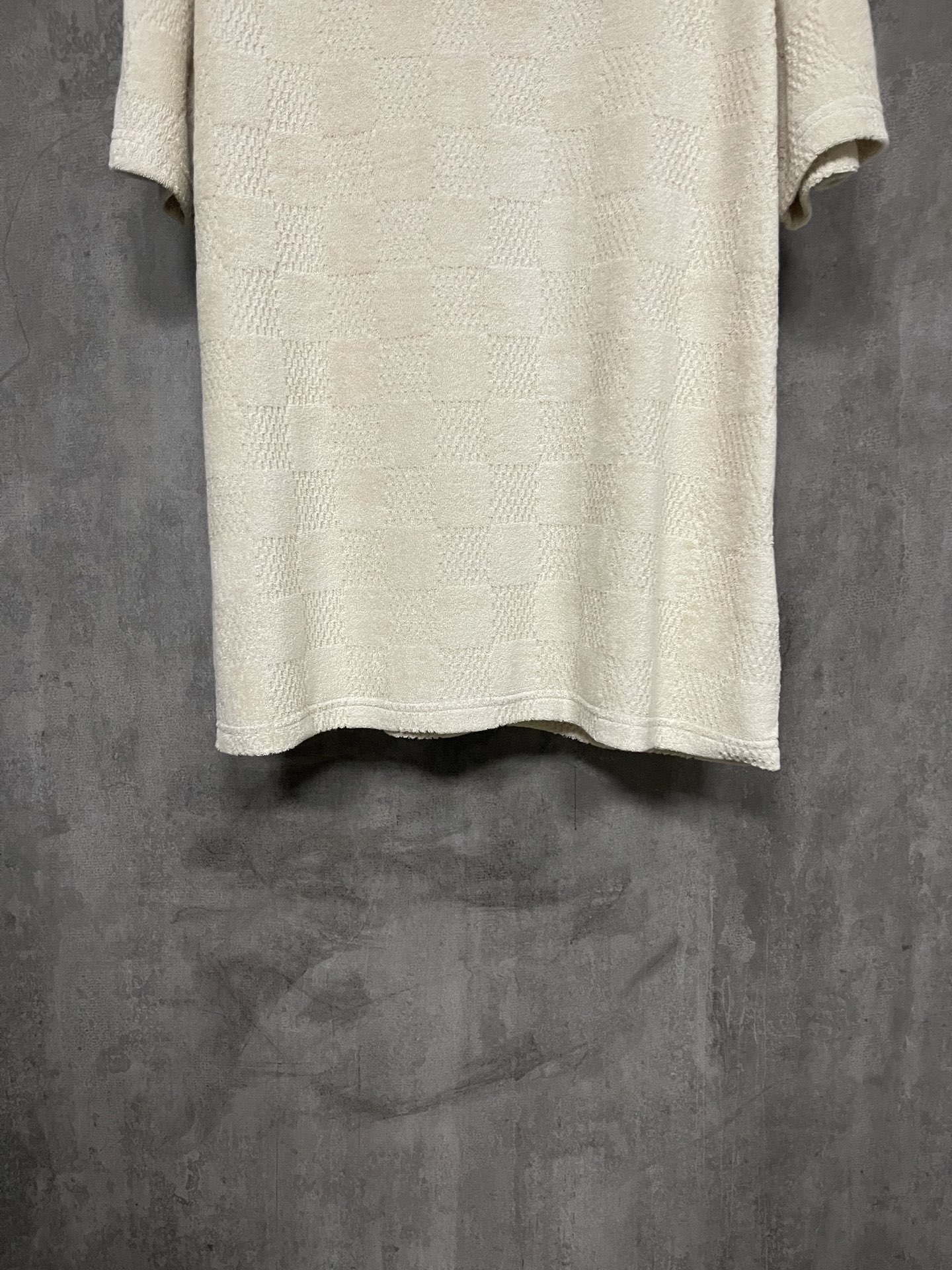 💰190
LOUIS VUITTON 25SS LV棉质毛圈刺绣短袖
面料采用:定制LV棋盘格全棉毛巾提花布 进口刺绣 定制面料 定位裁床定制五金 螺纹 辅料 对版对位 男女同款
-Color:  杏色
-Size: S M L XL
