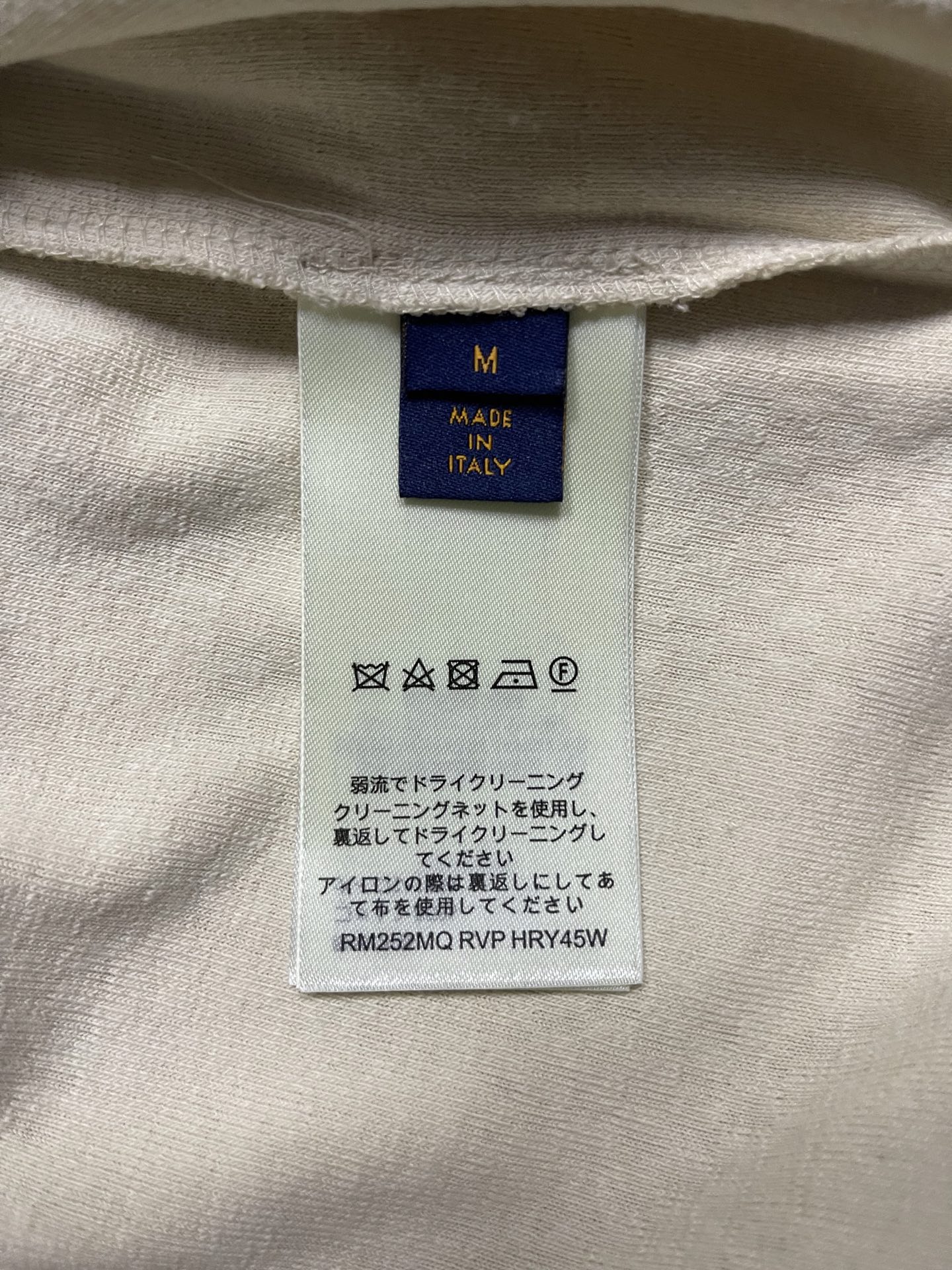 💰190
LOUIS VUITTON 25SS LV棉质毛圈刺绣短袖
面料采用:定制LV棋盘格全棉毛巾提花布 进口刺绣 定制面料 定位裁床定制五金 螺纹 辅料 对版对位 男女同款
-Color:  杏色
-Size: S M L XL