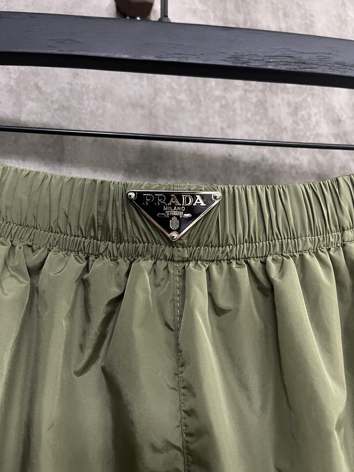 💰190
PRADA 尼龙钢标沙滩短裤

面料：采用40支100%尼龙，面料轻薄透气克重约为160克，内衬带有网眼袋布，剪裁三角位设计风格，私密包裹更加重要。腰头采用钢标做为点缀，使产品更加高端，钢标面上采用珐琅电镀工艺。裤绳采用纯棉材料剪裁错1.3米长度 绳钟带有标志LOGO。定制五金 螺纹 辅料 对版对位 男女同款
-Color:  黑色 蓝色 绿色
-Size: S M L XL