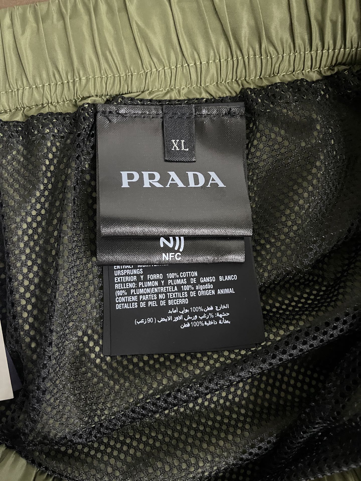💰190
PRADA 尼龙钢标沙滩短裤

面料：采用40支100%尼龙，面料轻薄透气克重约为160克，内衬带有网眼袋布，剪裁三角位设计风格，私密包裹更加重要。腰头采用钢标做为点缀，使产品更加高端，钢标面上采用珐琅电镀工艺。裤绳采用纯棉材料剪裁错1.3米长度 绳钟带有标志LOGO。定制五金 螺纹 辅料 对版对位 男女同款
-Color:  黑色 蓝色 绿色
-Size: S M L XL