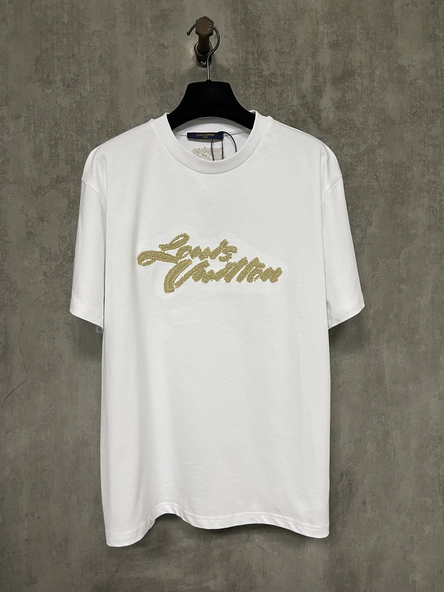 P125 LOUIS VUITTON ss25 Camiseta de manga corta con bordado de rafia LV. Tejido: algodón peinado de doble hilo de 32 ca…