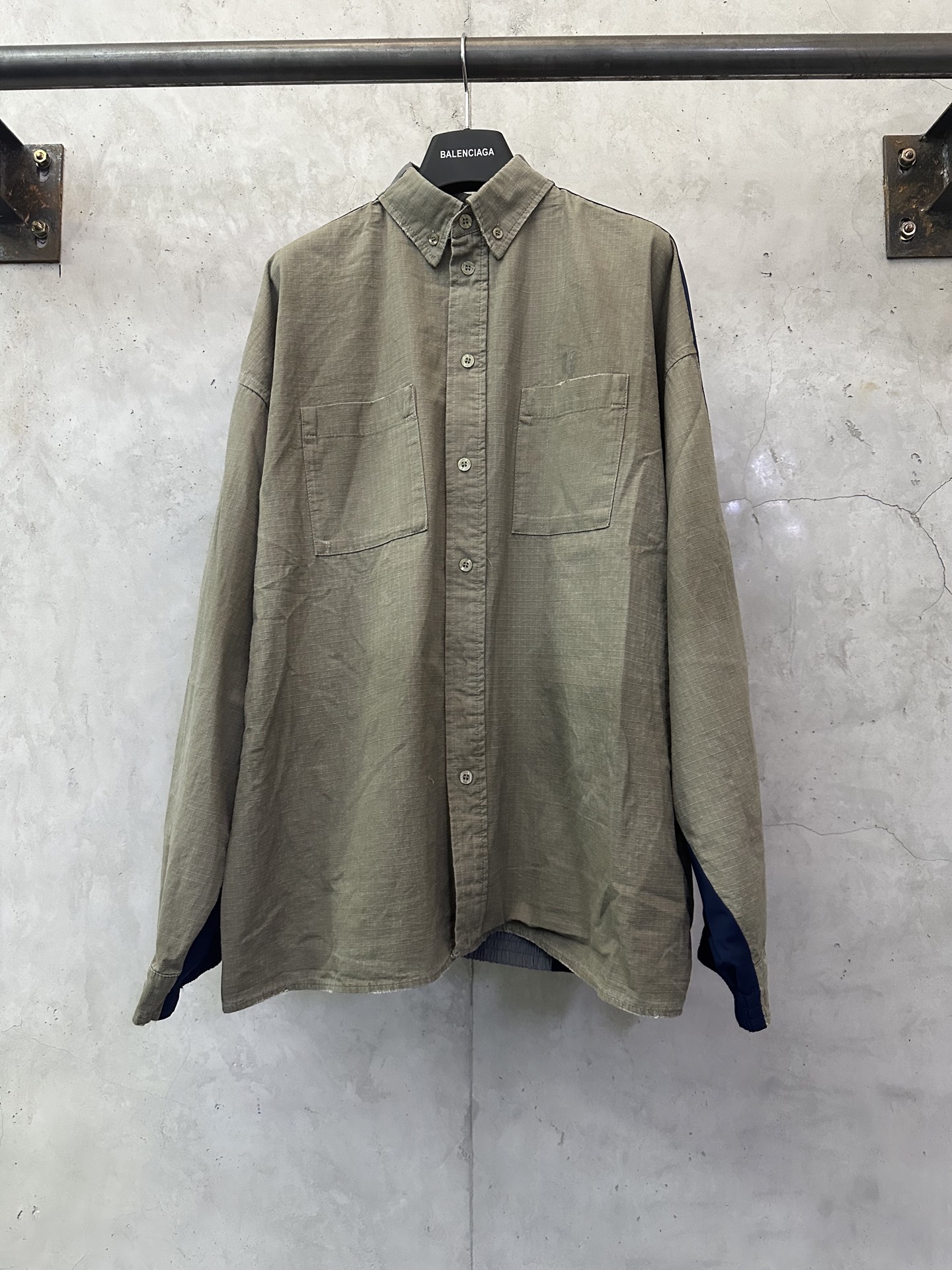 NO:570347,Balenciaga Balenciaga 25FW PP same style 3-piece work jacket Fabric: 4 kinds of fabrics spliced together. Cutting spaces of different colors need to be constantly changed. The stitching line corresponds to the color of the cutting piece. It is extremely cumbersome and needs to carve the work surface first. Go to Spray Horse 6 to make it dirty, then add the parking space to the garment and then grind it by hand. Hand-painted process. All process details are restored to be consistent. Customized hardware, threads, accessories, and matching. Same style for men and women.  -Color: old green -Size:1 2 3 4,,balenciaga,balenciaga,jackets & coats,alexander wang19860909Balenciaga 巴黎世家 25FW PP同款3拼接工装夹克 面料:4种面料拼接而成 不同颜色的裁片车位需要不停的换线去做 车线对应裁片的颜色 极其繁琐 并且需要先车好工装面 去喷马6做脏后 再进行车位加成衣后手工磨烂 手绘工艺 所有工艺细节还原一致 定制五金 螺纹 辅料 对版对位 男女同款 -Color: 做旧绿 -Size:1 2 3 4,,balenciaga,balenciaga,jackets & coats,alexander wang,Men's clothing