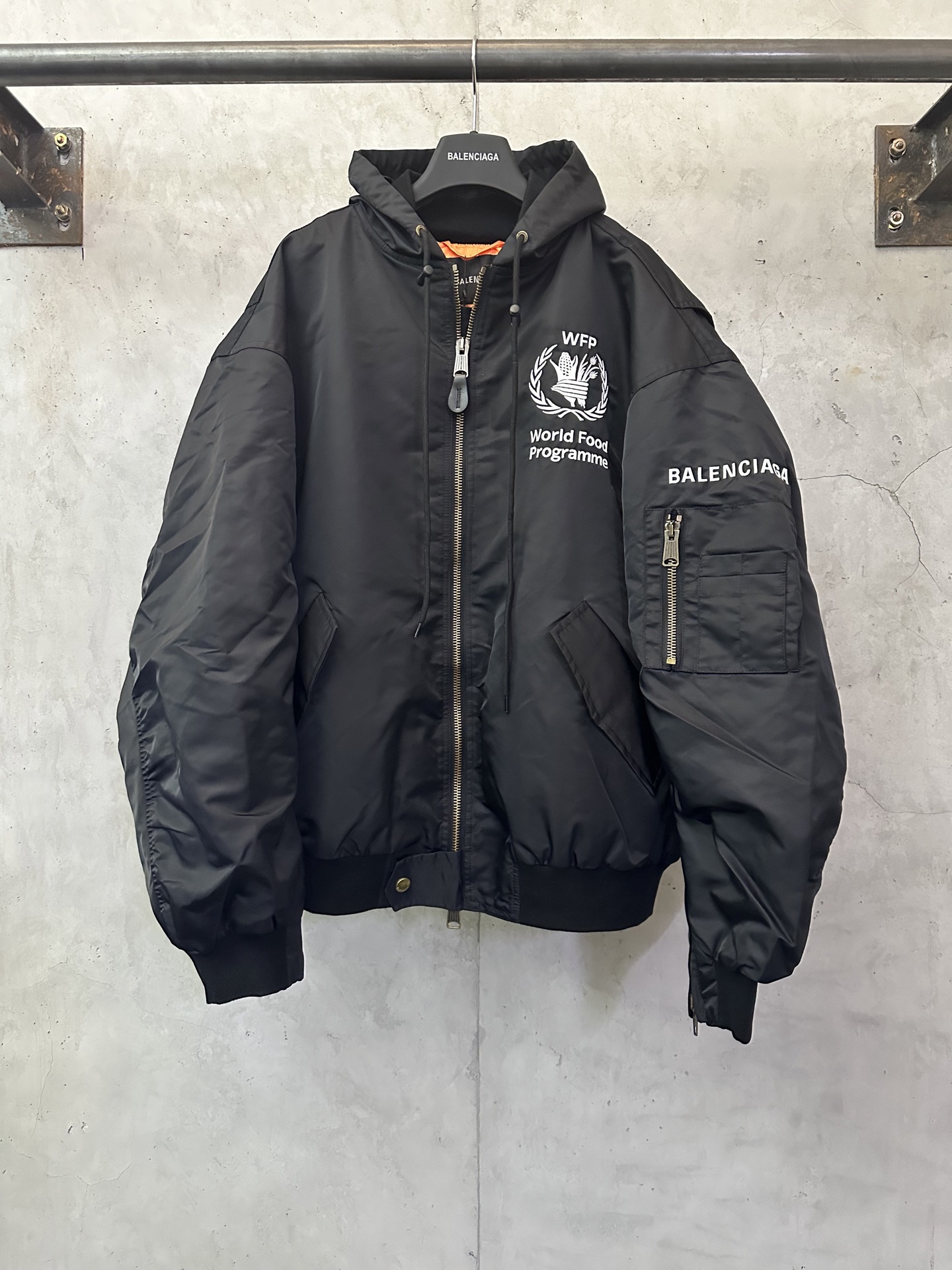 NO:570350,Balenciaga Balenciaga 24fw world grain wheat bomber jacket. The outer fabric is customized 70d high-density Taiwan NC twill fabric. The lining fabric is customized cupro silk. The front uses a flip metal snap. The left and right sides of the front pocket are matched with the inner pockets and have fine routing. The arm side zippers better modify the overall shape. The arm fold stacking effect is straight. Tajima machine 10,000-needle embroidery is used on the chest. The stitching method is dense and the pattern is clear and has a strong sense of line and three-dimensionality.  The craftsmanship is a combination of multiple layers of fabrics. The three-dimensional embroidery on the back of the fake two-piece piece uses advanced melco to wrap the glue inside with embroidery thread to form a three-dimensional pattern. Custom-made double zipper puller design. The logo letter engraving traces are clear. Every detail strictly follows the original. The hem rib is woven using two different techniques. Pig nose buckle drawstring hood design. The left arm sleeve is fully embroidered.   Combined with zipper technology, customized hardware, threads, accessories, plate alignment, same style for men and women -Color: black -Size: 1 2 3 4,,balenciaga,balenciaga,jackets & coats,jackets & coats,hats,alexander wang19860909Balenciaga 巴黎世家 24fw 世界粮食麦穗飞行员夹克外套 外布订做70d高密台湾nc斜纹布 里布订做的铜氨丝 正面采用翻盖金属按扣 前袋内里左右两侧搭配内袋走线细腻 手臂侧拉链更好的修饰了整体版型 手臂褶皱堆叠效果 走线平直 胸前采用田岛机万针刺绣 针法绵密 图案清晰且线条感和立体感强 工艺采用多层面料结合 假两件既视感背后立体绣花采用先进的 melco 用绣花线把胶包在里面 从而形成立体图案 开模定做双拉链头设计 logo字母刻纹痕迹清晰 每一处细节都严格遵循原版 下摆罗纹采用两种不同工艺编织 猪鼻扣抽绳连帽设计 左侧手臂袖刺绣饱满 结合拉链工艺 定制五金 螺纹 辅料 对版对位 男女同款 -Color: 黑色 -Size: 1 2 3 4,,balenciaga,balenciaga,jackets & coats,jackets & coats,hats,alexander wang,Men's clothing