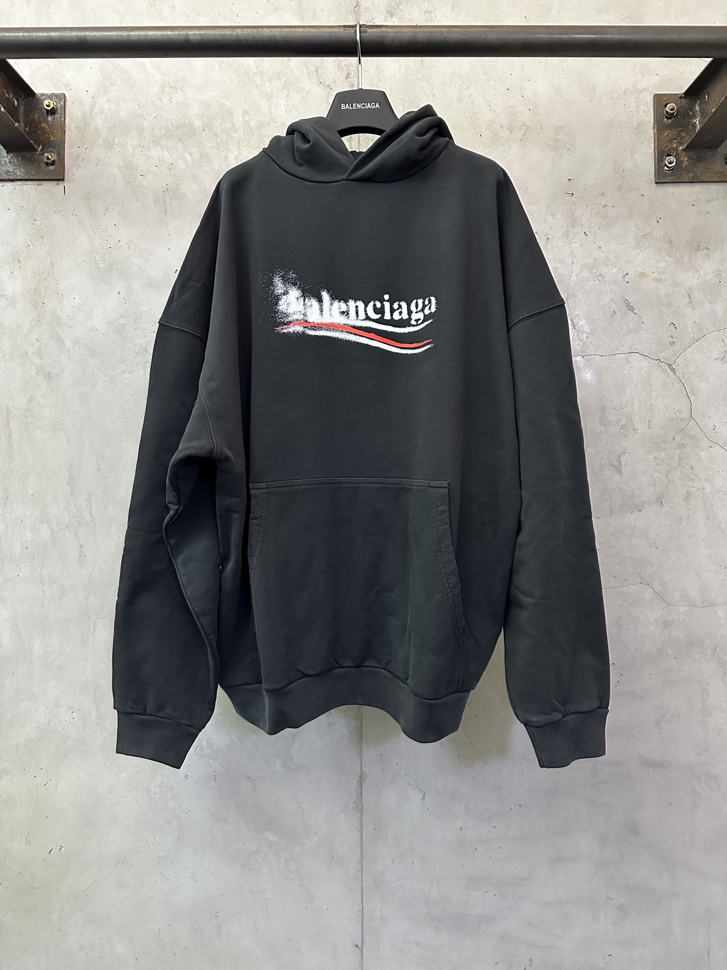 P215 Balenciaga 巴黎世家 24ss 模糊可乐涂鸦印花长袖连帽衫卫衣 正品研制 所有面料色系 印花y板定制 欢印对比 面料采用巴黎zp定织定染全棉毛圈大卫衣 克重460 克 布面干净 布纹清晰 柔软舒适 螺纹采用定染无色差 …