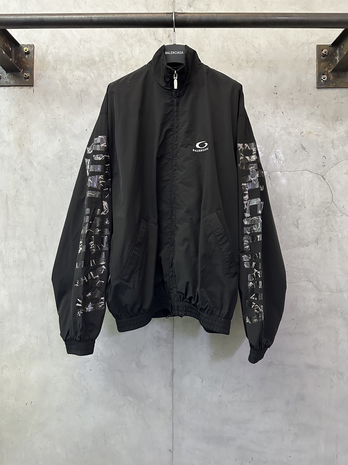 P265 Balenciaga 巴黎世家 25ss 新款胶带冲锋衣外套 面料：风衣的梭织面料 内衬还有一层透气网 运用超细缝盘针做高密缝盘工艺 双侧拉条平整 区别普通的做法 内里走线平直！定制五金 螺纹 辅料 对版对位 男女同款 -Col…