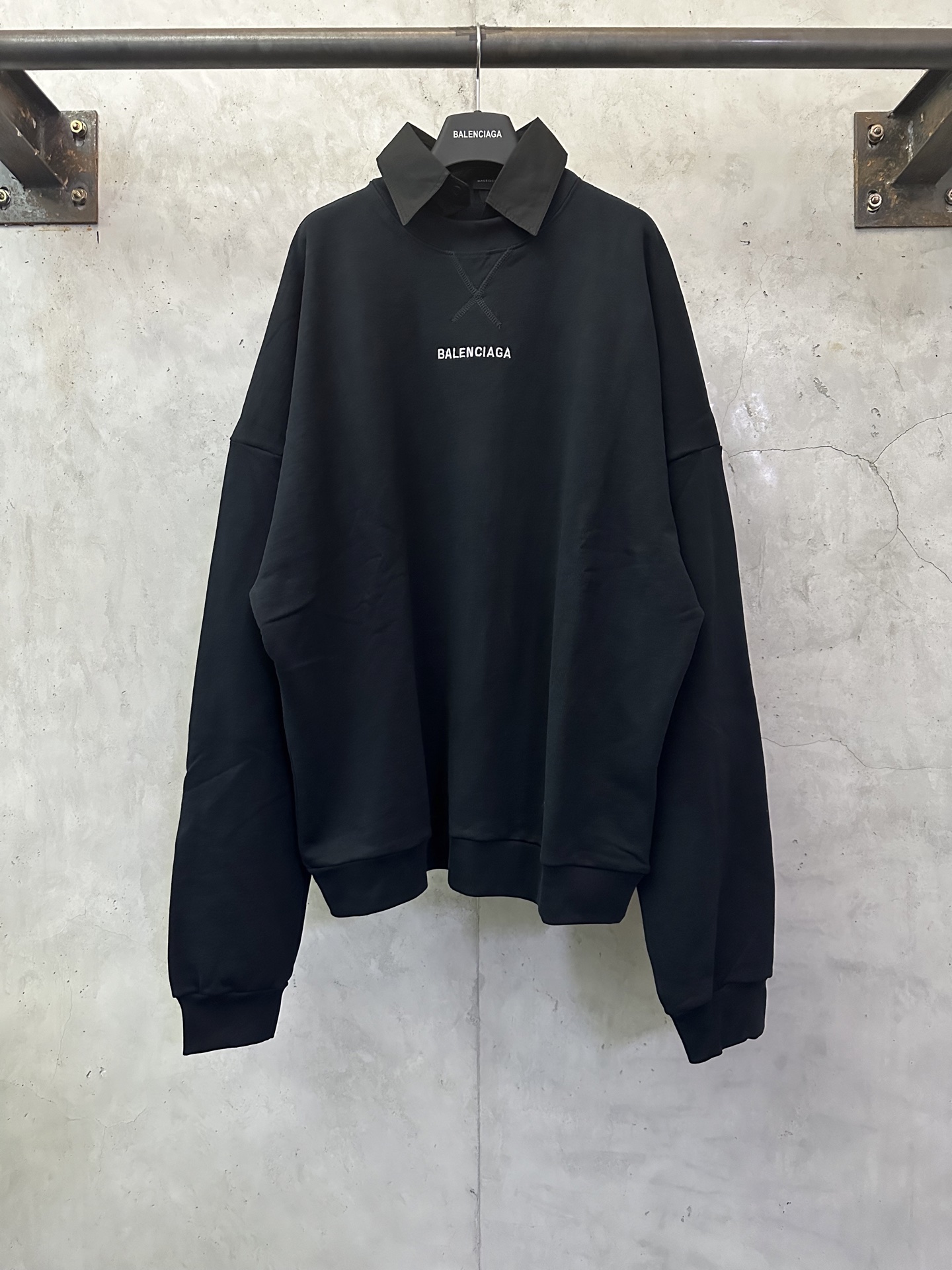 P230 balenciaga 巴黎世家 25fw 衬衫领拼接假两件卫衣 面料：采用420克双股毛圈 原版定织定染 定制五金 螺纹 辅料 对版对位 男女同款 -Color: 黑蓝色 -Size: XS S M L