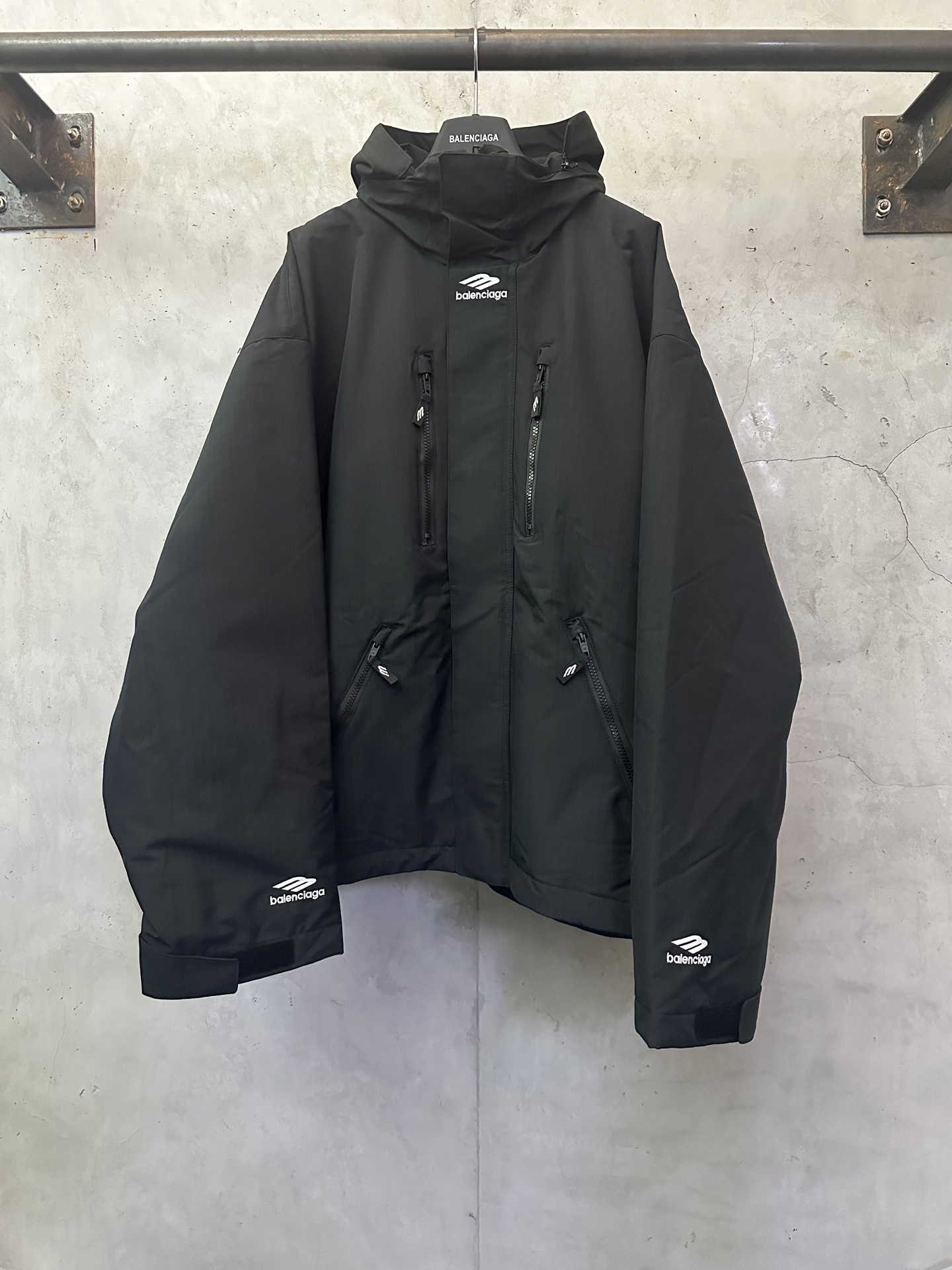 P645 Balenciaga París 25FW 3B Sports Leon chaqueta de esquí. Tejido: tejido técnico con forro acolchado, herrajes perso…