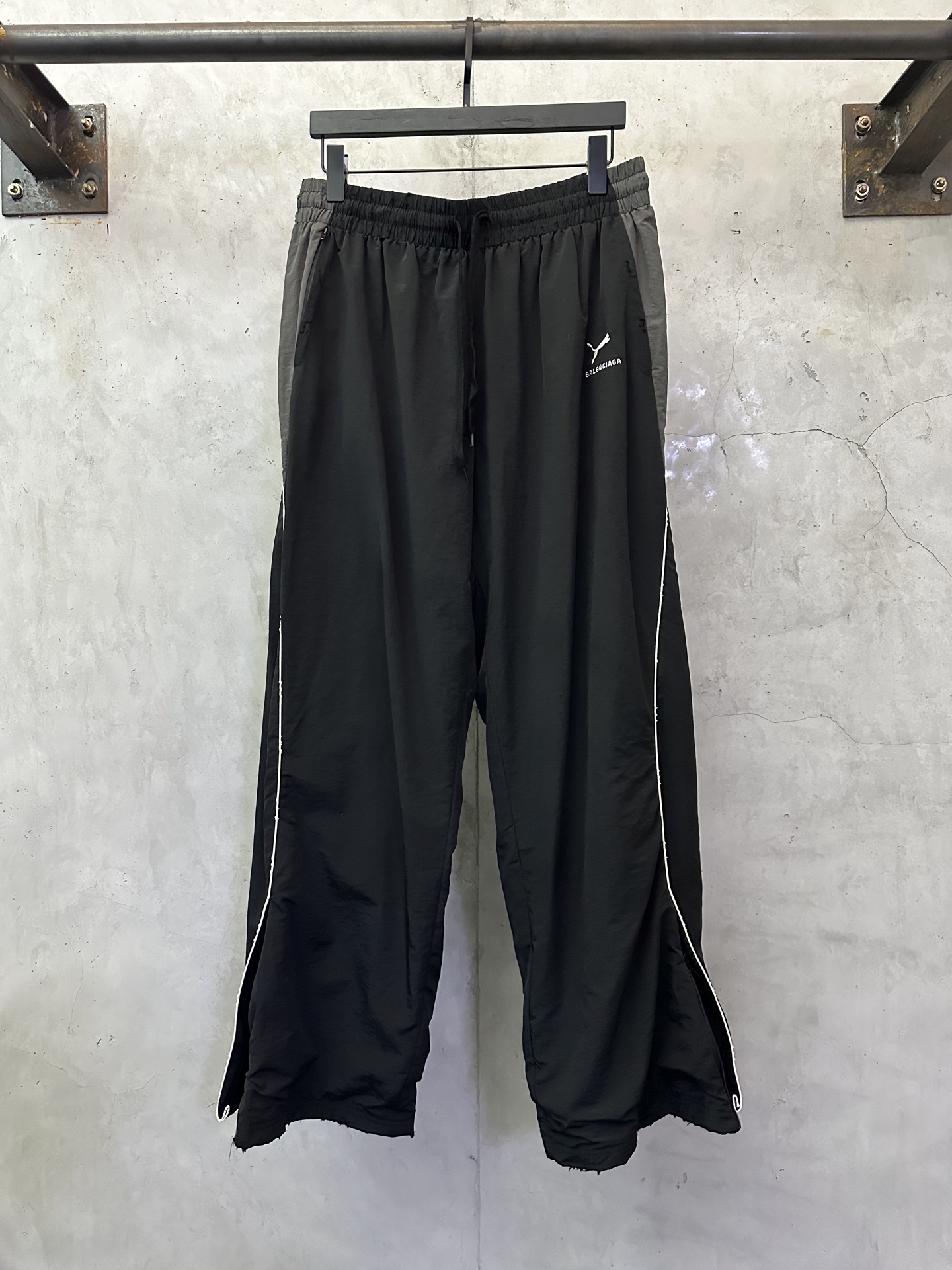 P235 Balenciaga París xPuma colección conjunta pantalones casuales largos con logo bordado. Tejido: nailon técnico, bor…