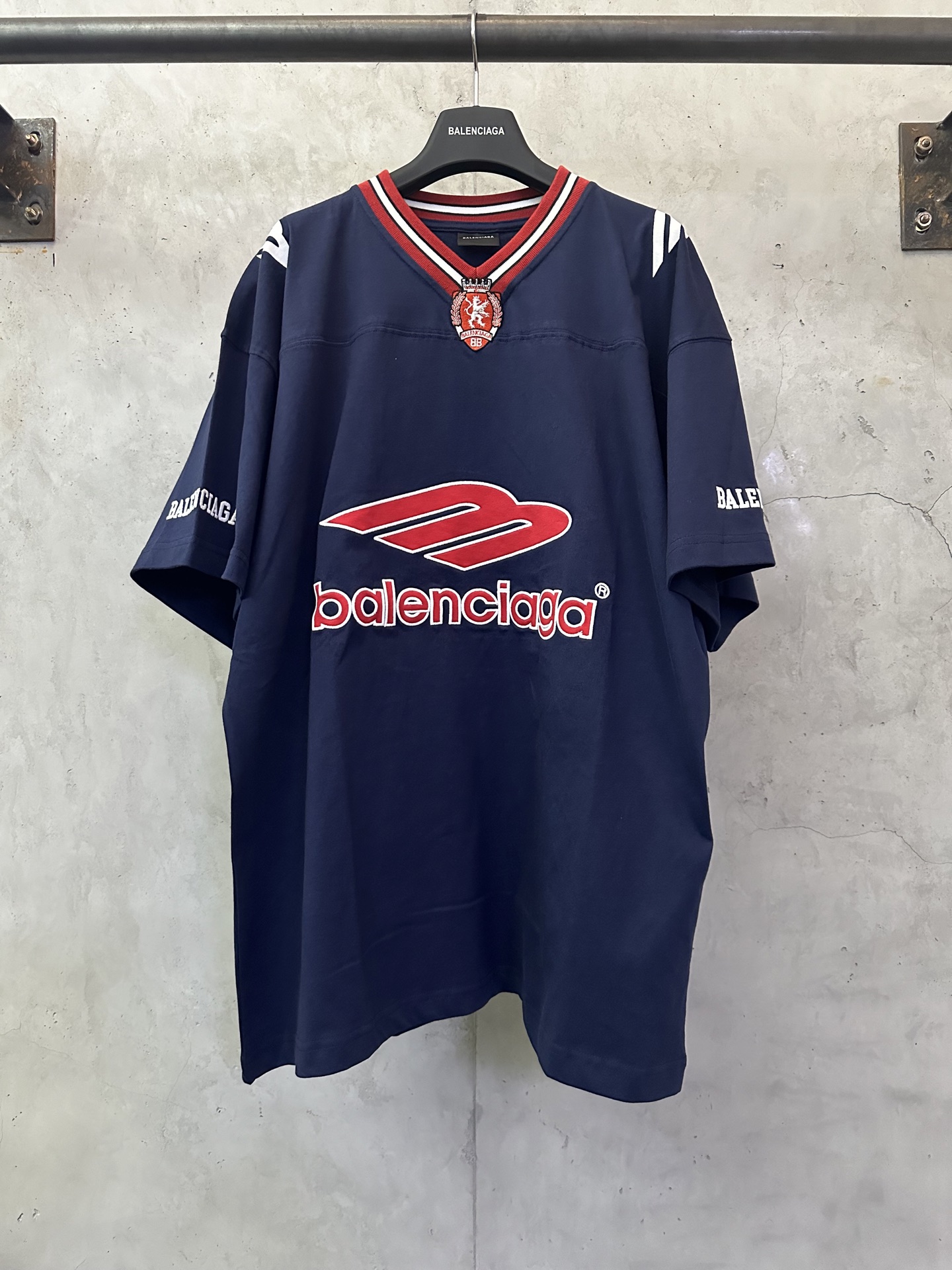 P170 Balenciaga 巴黎世家 FW25 serie FOOTBALL camiseta de fútbol de manga larga con escote en V y hombros caídos, bordado 3m…