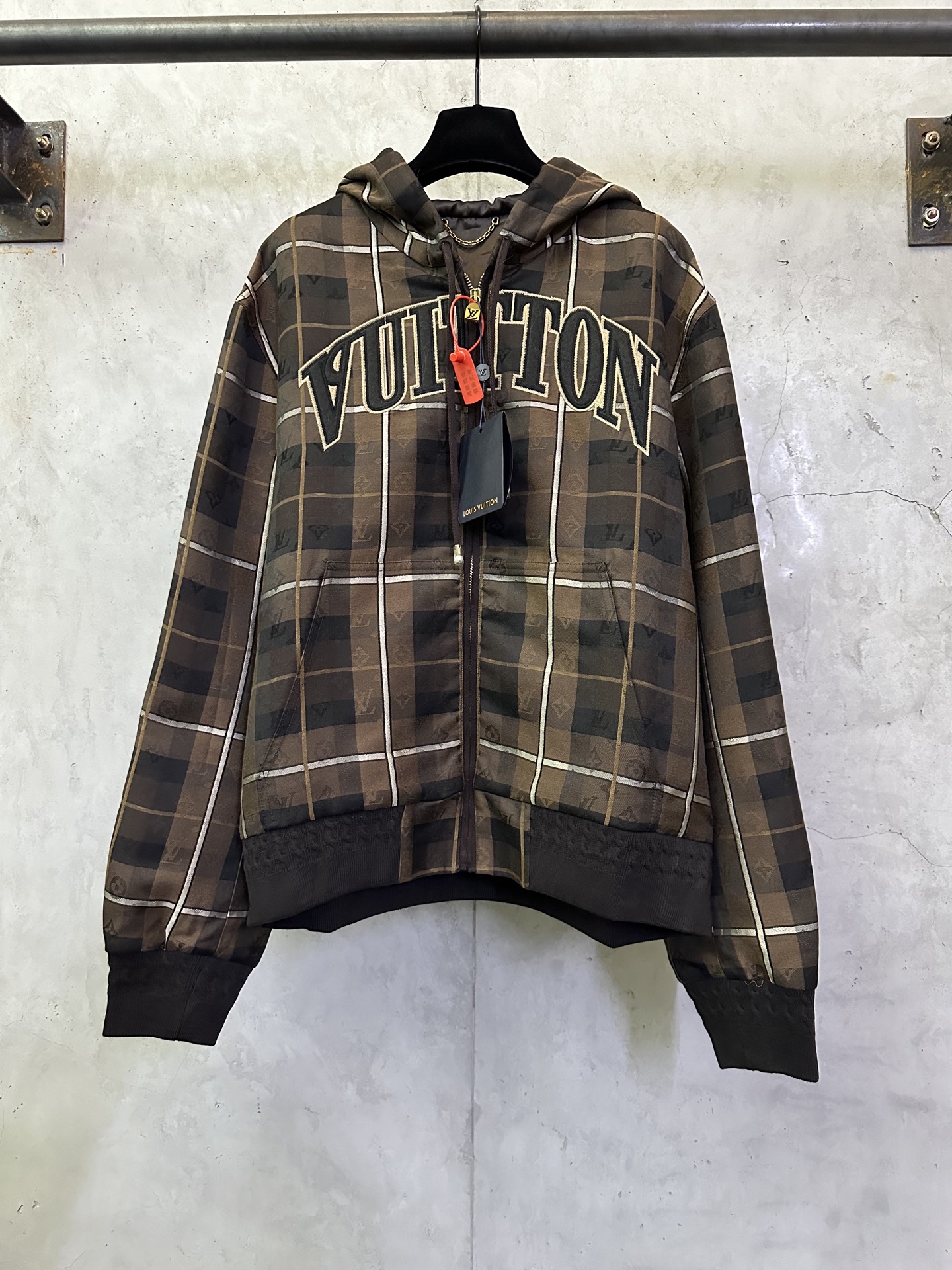 P325 LOUIS VUITTON ss25 Chaqueta con capucha de jacquard con logo LV Urdimbre y trama de jacquard de algodón y nailon p…