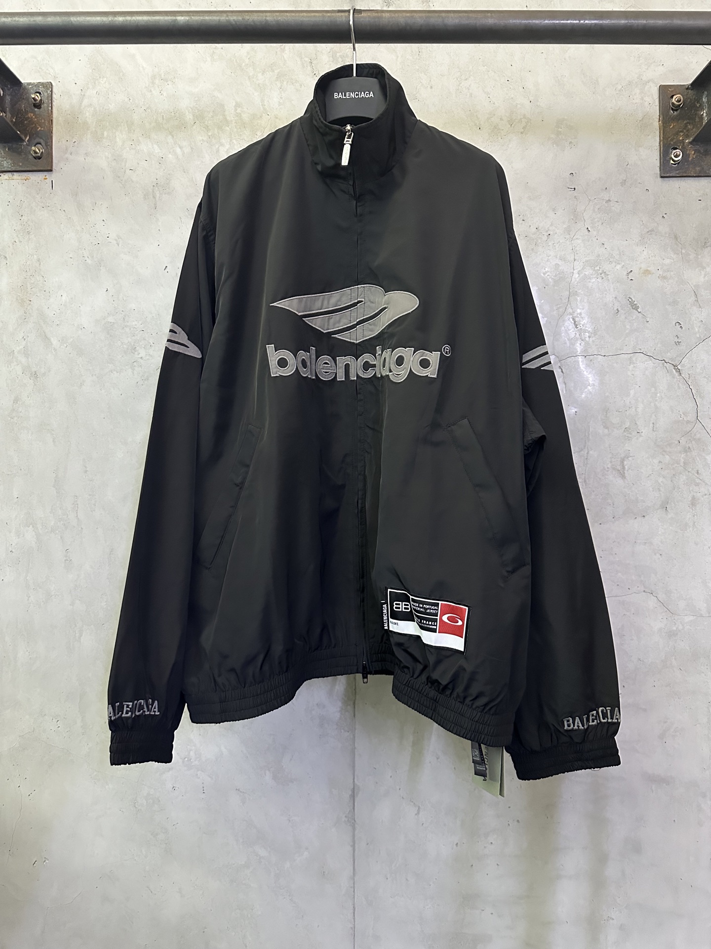 P285 Balenciaga 巴黎世家 serie Football chaqueta casual de nailon con bordado 3m. Tejido: nailon y algodón, con forro inter…