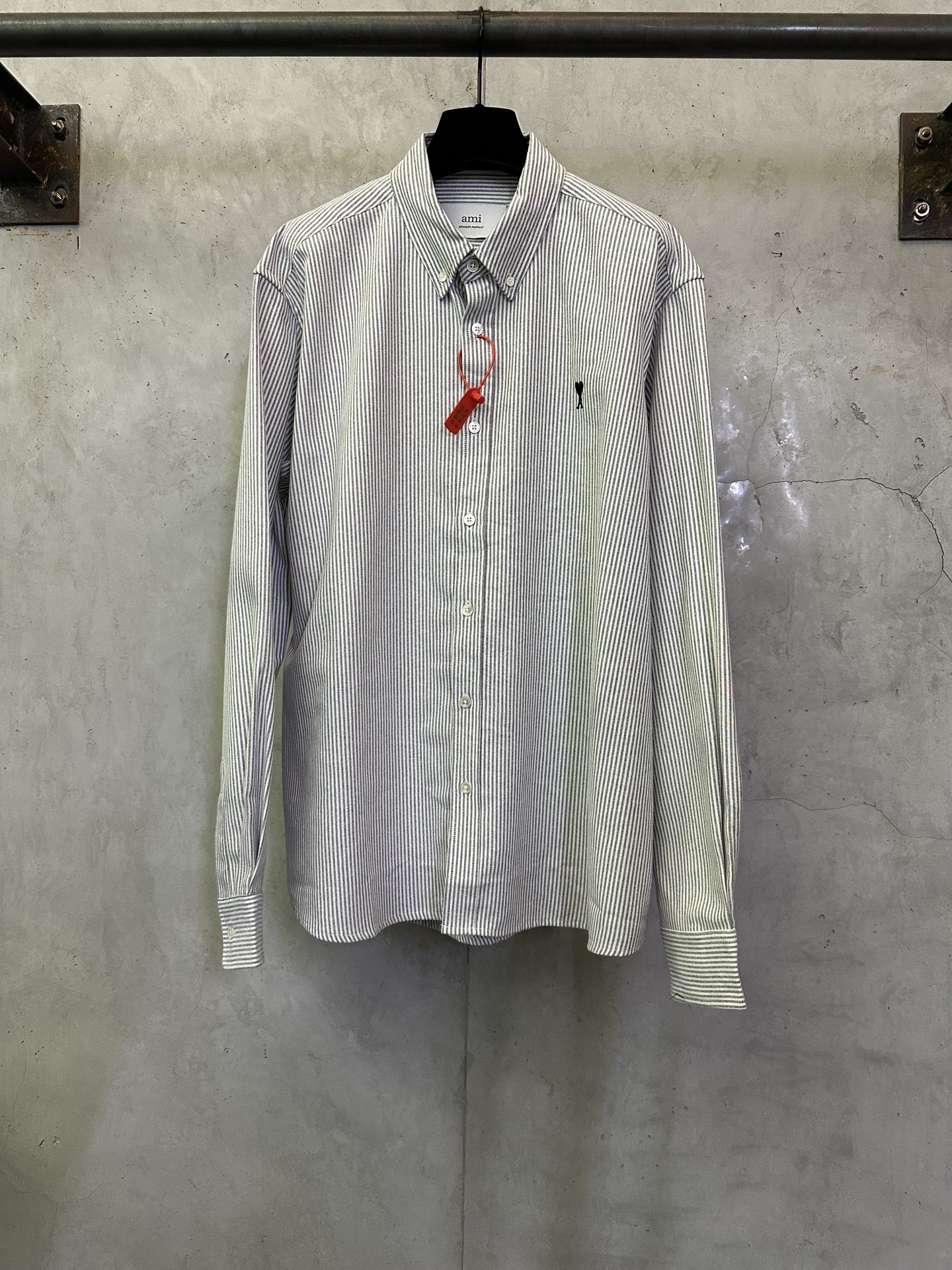 P230 Ami Paris camisa de rayas con bordado de corazón Tela: utiliza tela Oxford peinada con patrón de arpa, firme y sua…