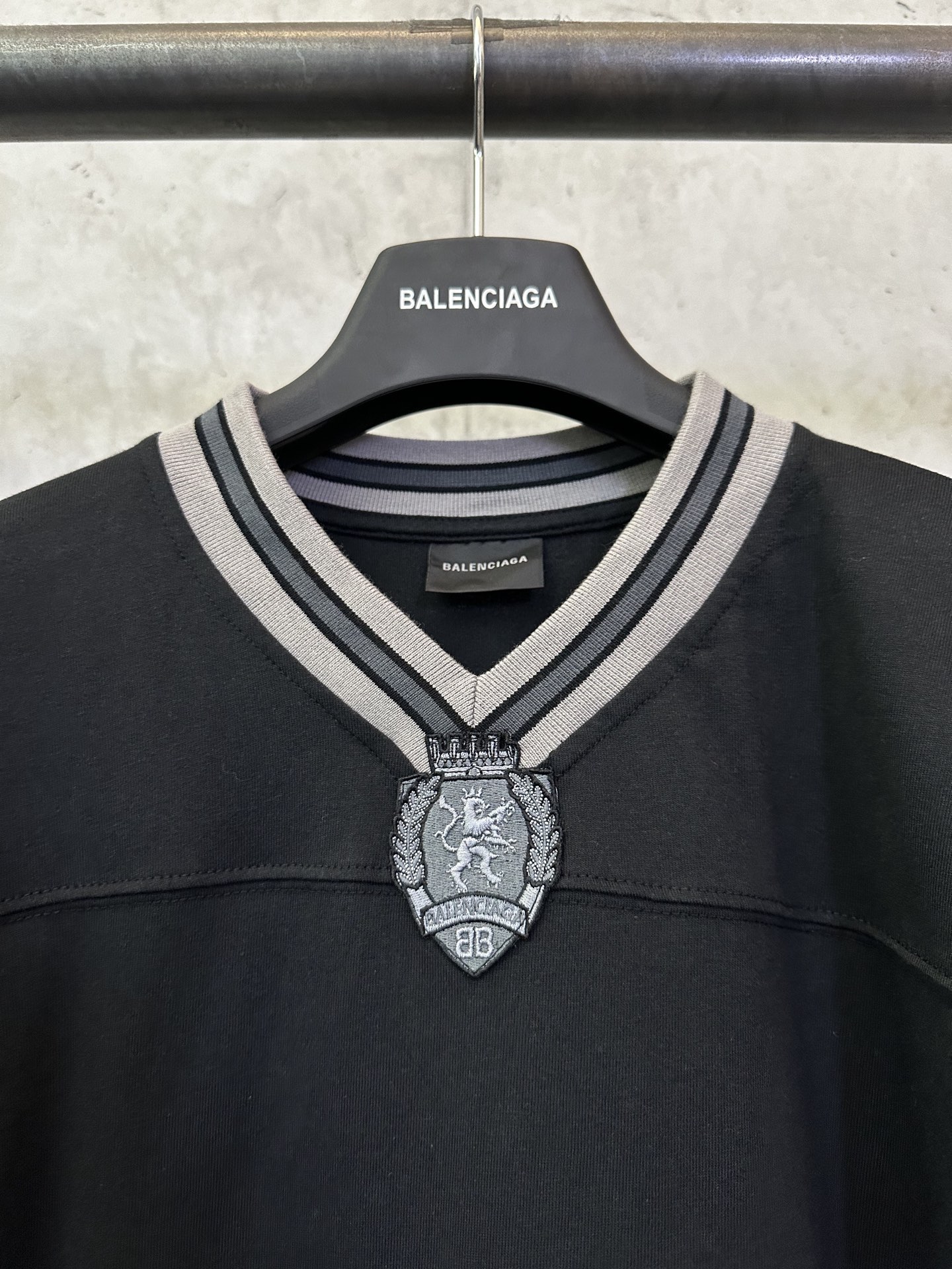 Balenciaga Balenciaga 巴黎世家 FW25 FOOTBALL系列3m刺绣V领落肩足球衣长袖t恤