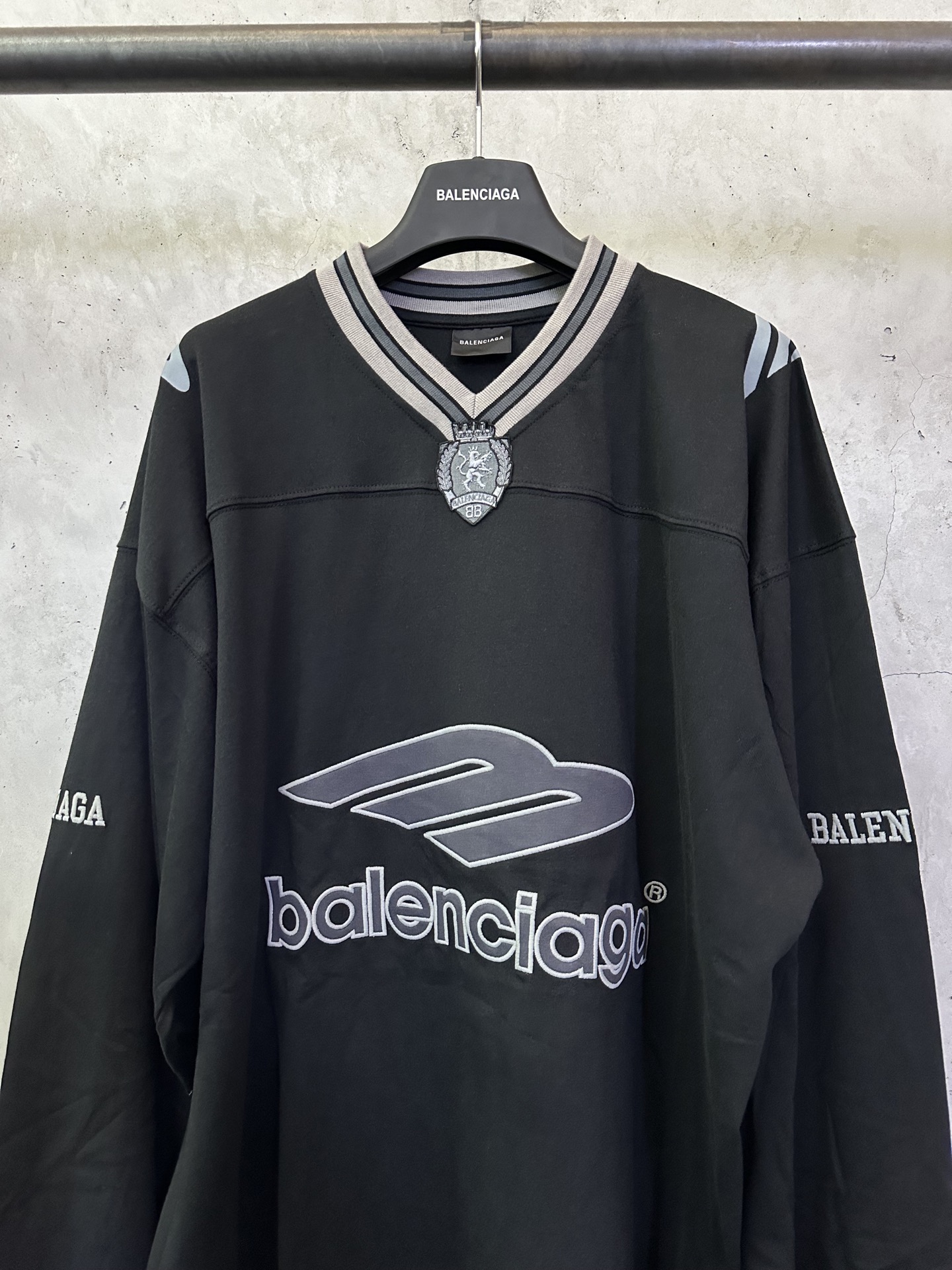 Balenciaga Balenciaga 巴黎世家 FW25 FOOTBALL系列3m刺绣V领落肩足球衣长袖t恤