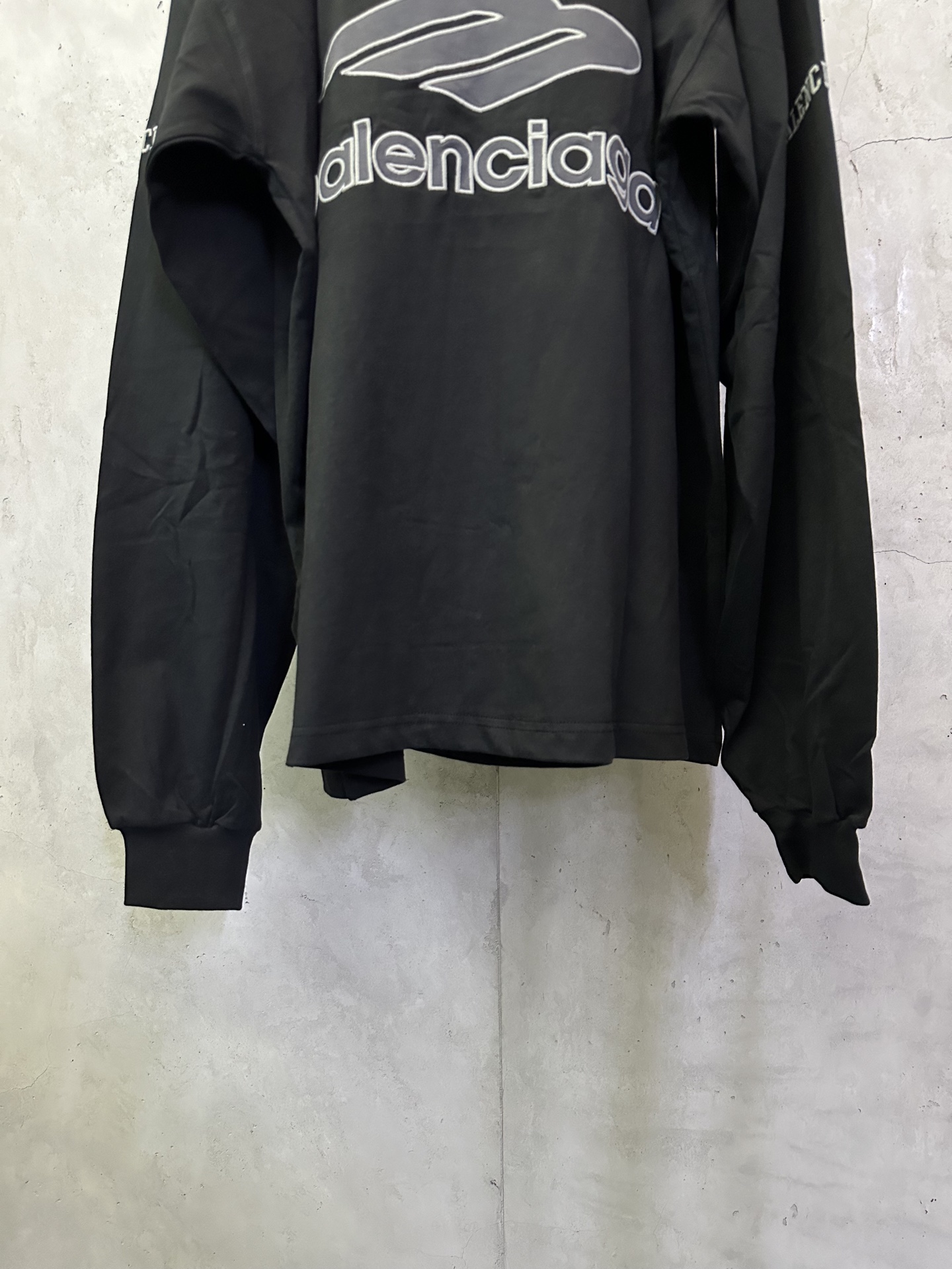 Balenciaga Balenciaga 巴黎世家 FW25 FOOTBALL系列3m刺绣V领落肩足球衣长袖t恤