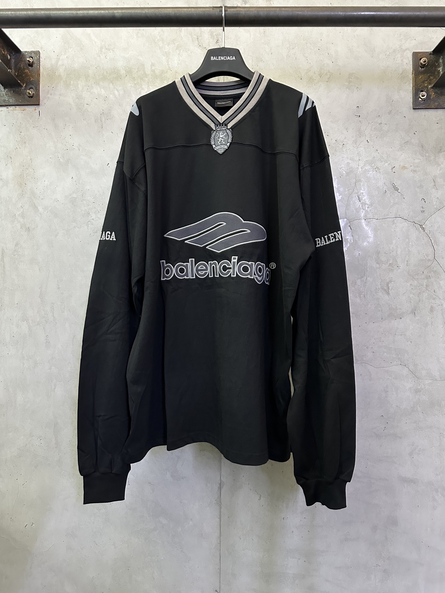 Balenciaga Balenciaga 巴黎世家 FW25 FOOTBALL系列3m刺绣V领落肩足球衣长袖t恤