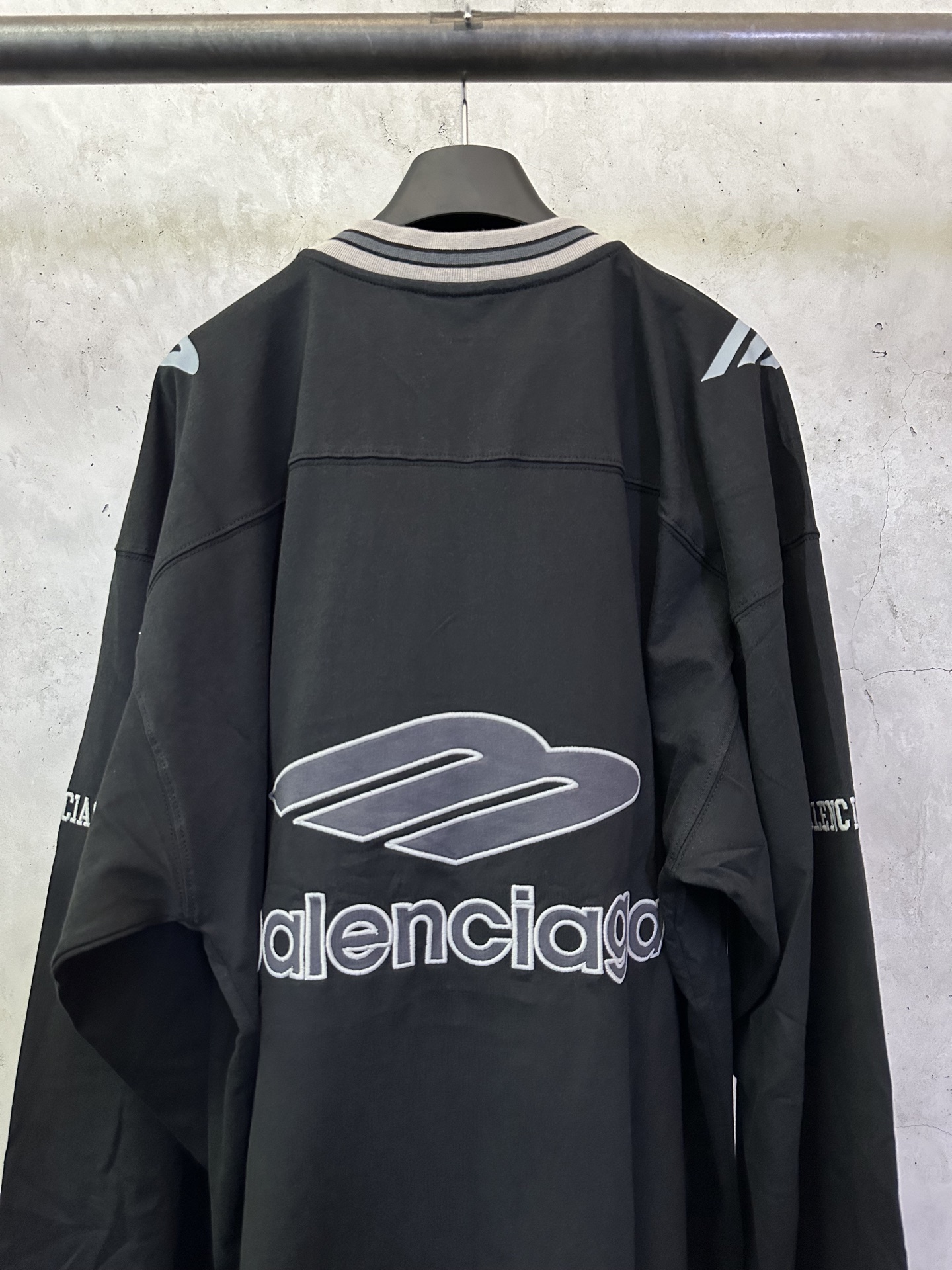Balenciaga Balenciaga 巴黎世家 FW25 FOOTBALL系列3m刺绣V领落肩足球衣长袖t恤