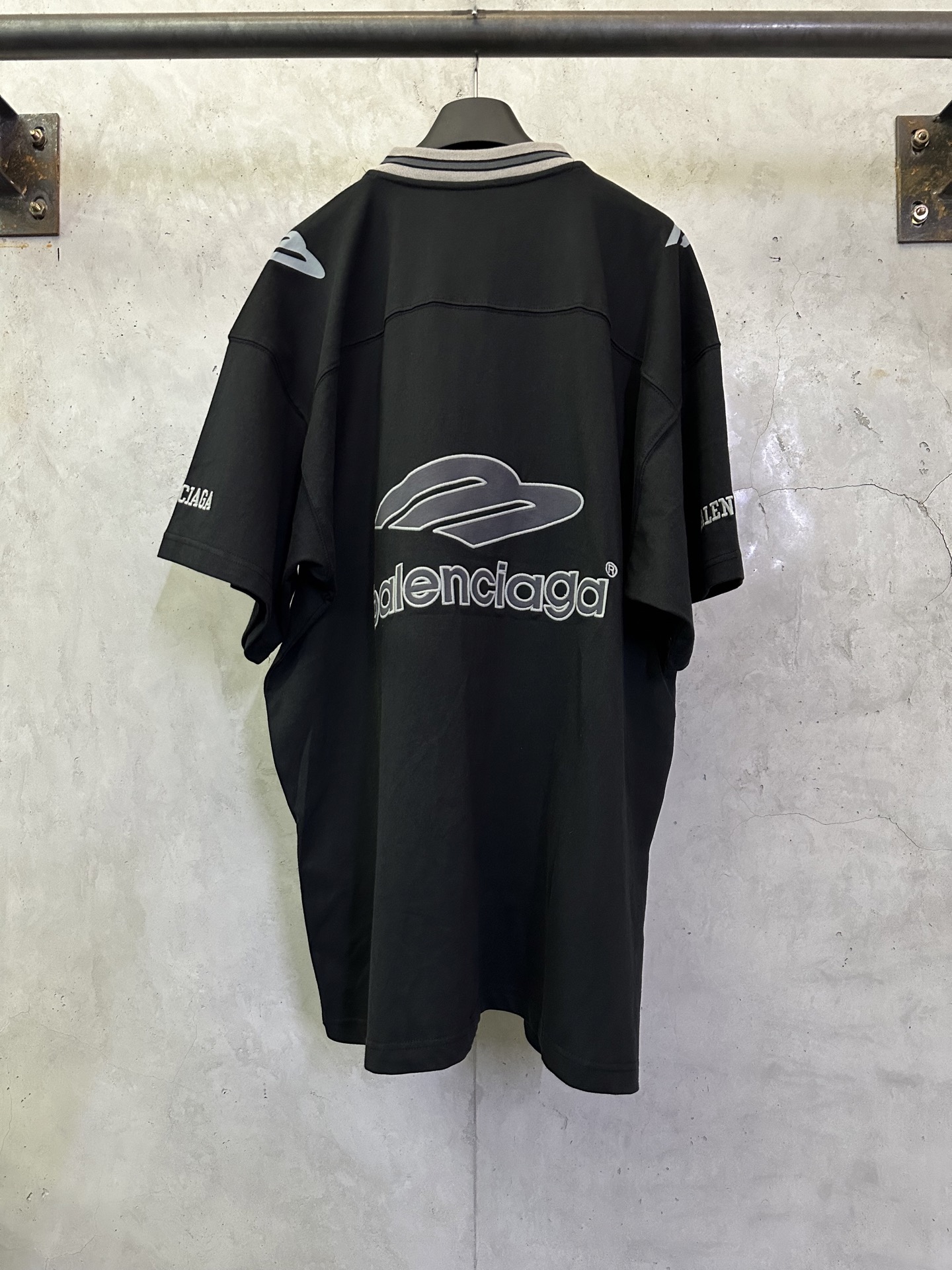 Balenciaga Balenciaga 巴黎世家 FW25 FOOTBALL系列3m刺绣V领落肩足球衣长袖t恤