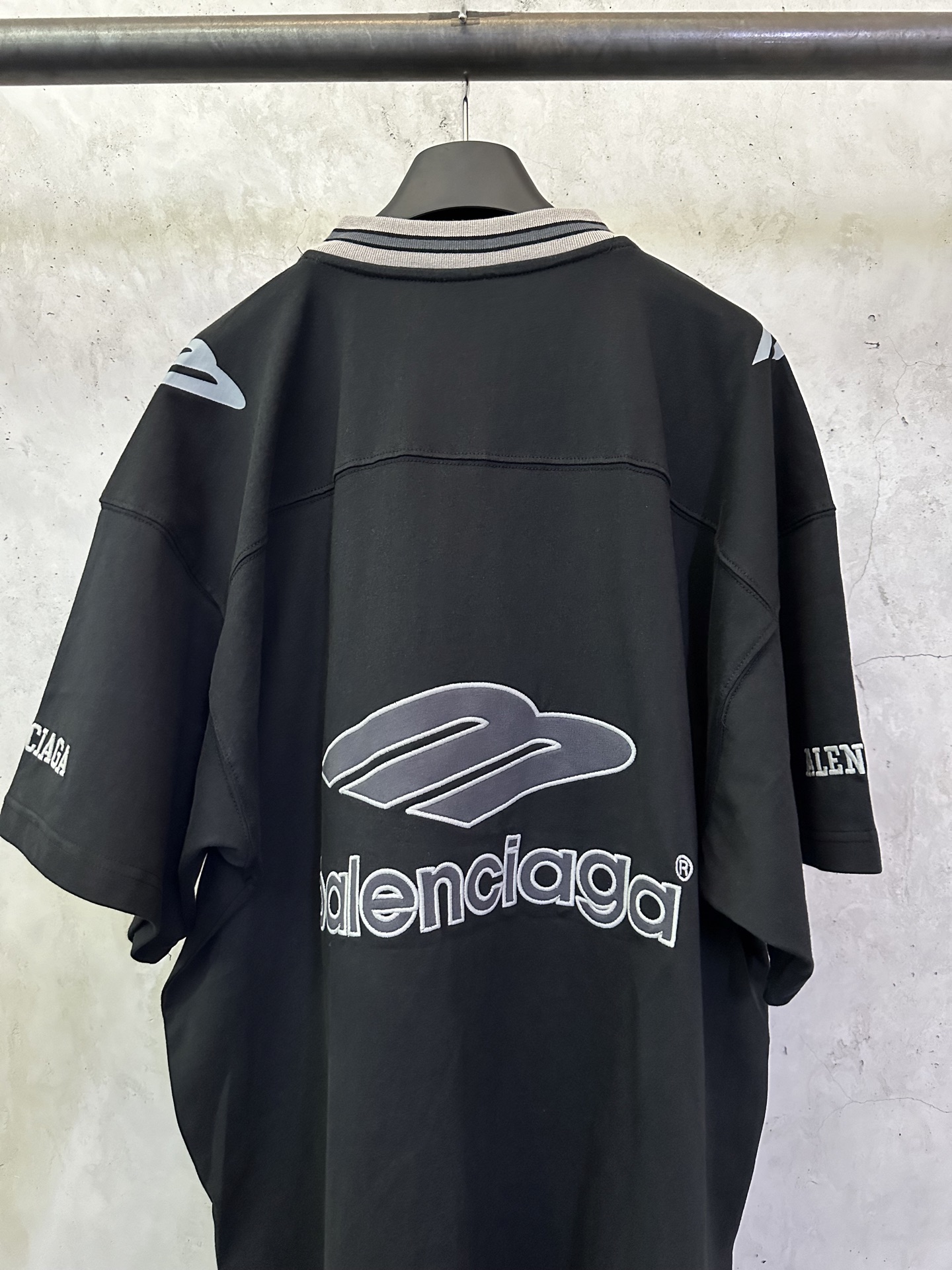 Balenciaga Balenciaga 巴黎世家 FW25 FOOTBALL系列3m刺绣V领落肩足球衣长袖t恤