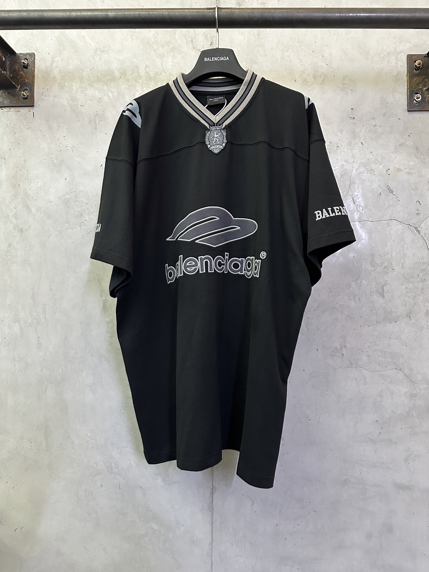Balenciaga Balenciaga 巴黎世家 FW25 FOOTBALL系列3m刺绣V领落肩足球衣长袖t恤