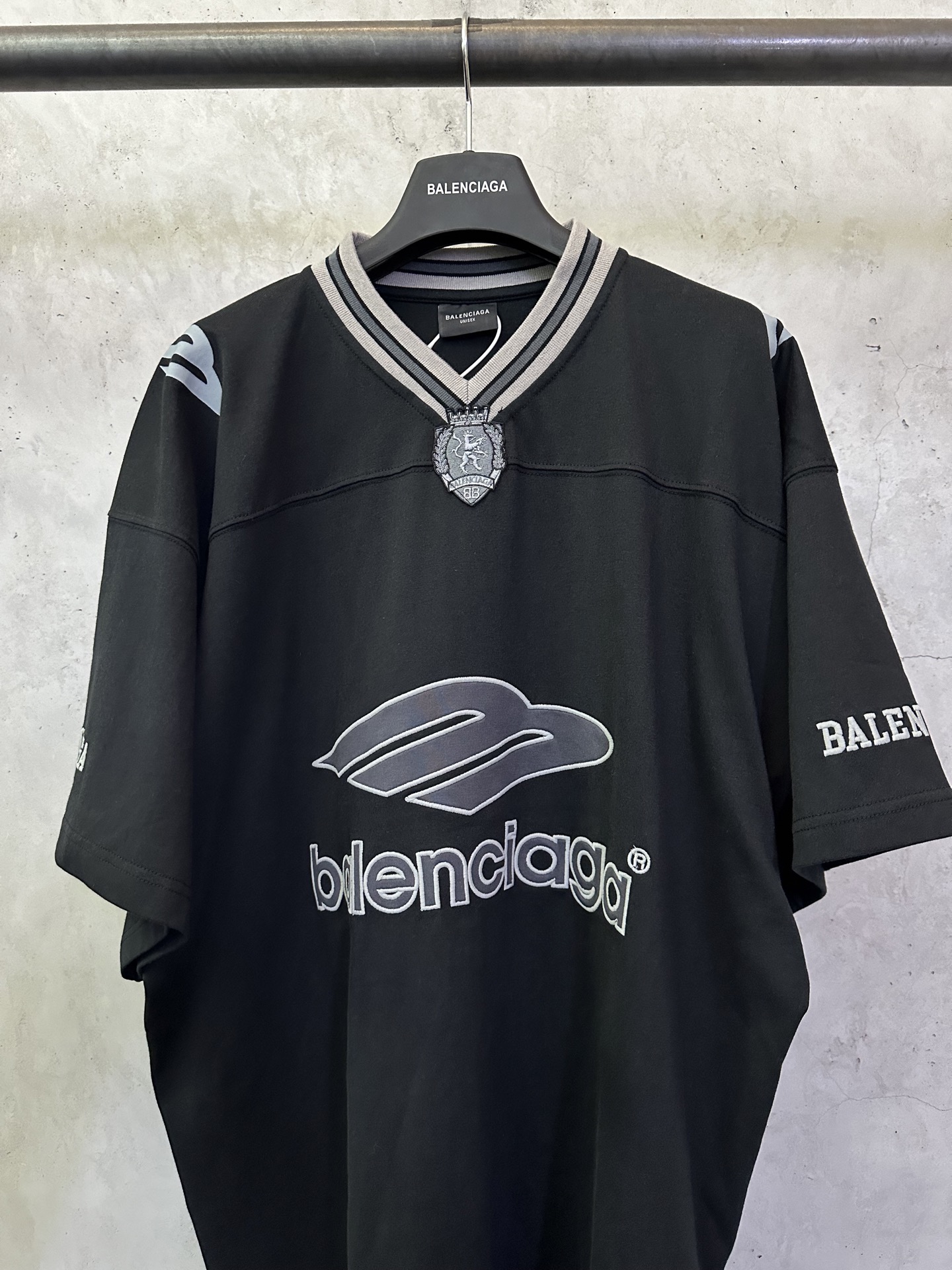 Balenciaga Balenciaga 巴黎世家 FW25 FOOTBALL系列3m刺绣V领落肩足球衣长袖t恤
