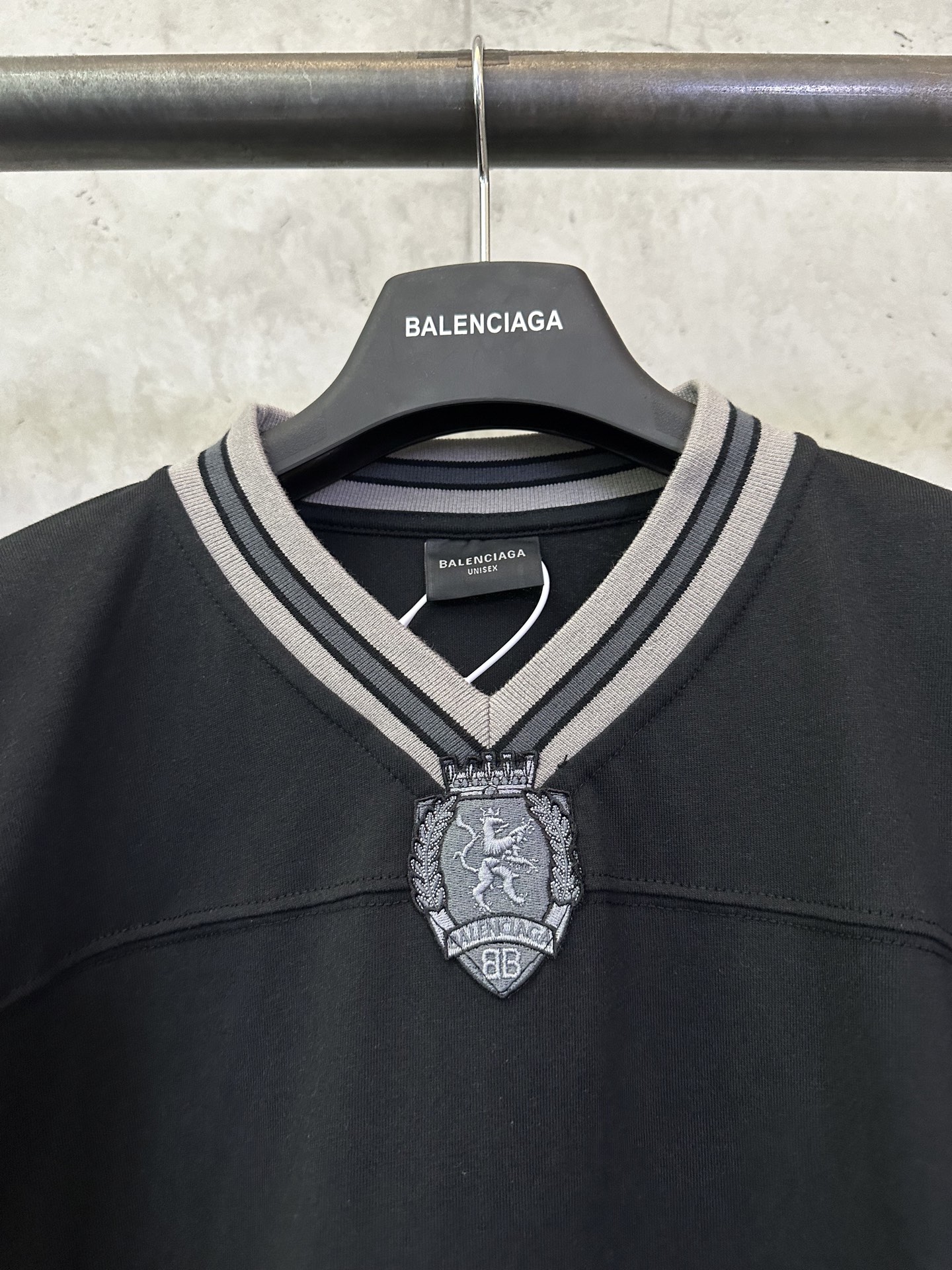 Balenciaga Balenciaga 巴黎世家 FW25 FOOTBALL系列3m刺绣V领落肩足球衣长袖t恤