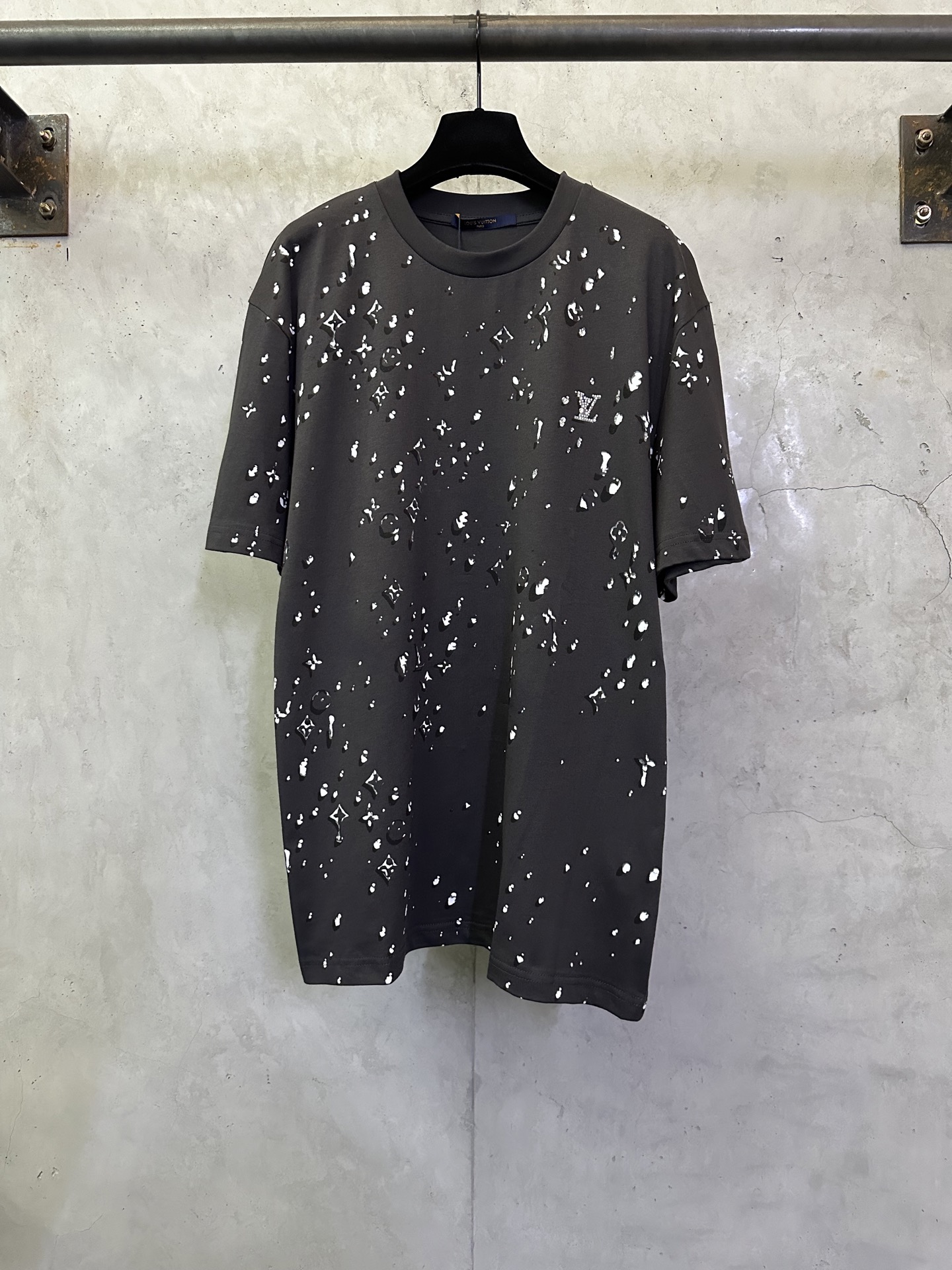 P135 LOUIS VUITTON Mangas cortas multicraft estampadas con diamantes de imitación. Tejido: Confeccionado en algodón pei…