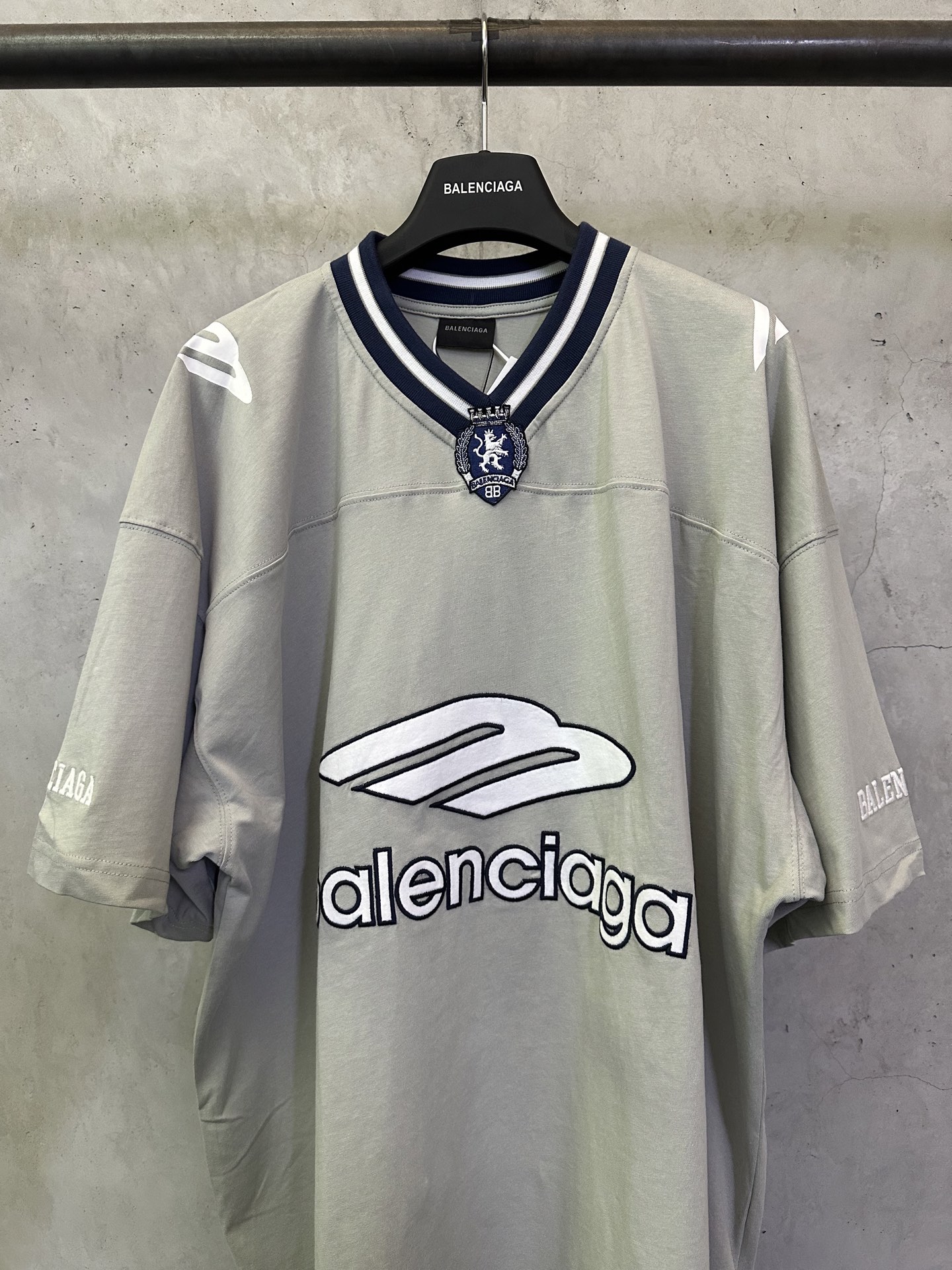 Balenciaga Balenciaga 巴黎世家 FW25 FOOTBALL系列3m刺绣V领落肩足球衣长袖t恤