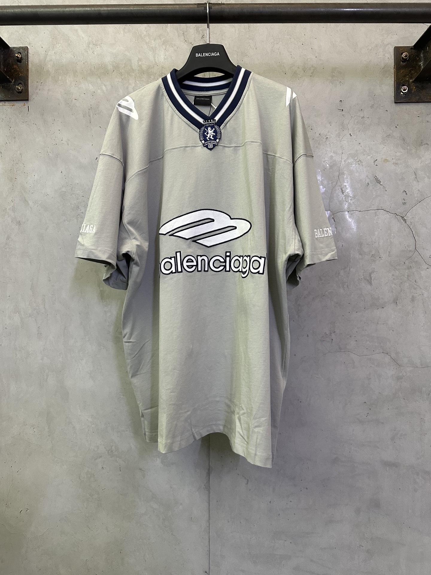Balenciaga Balenciaga 巴黎世家 FW25 FOOTBALL系列3m刺绣V领落肩足球衣长袖t恤