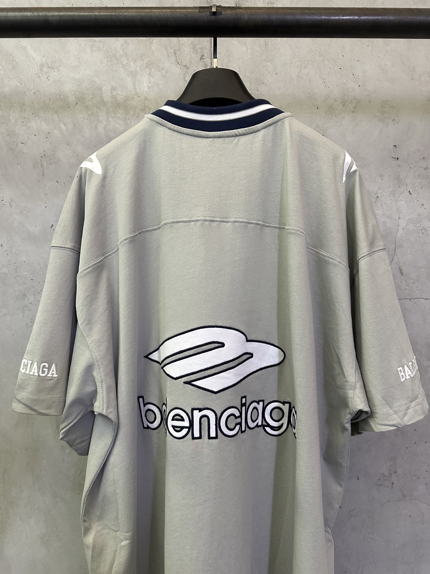 Balenciaga Balenciaga 巴黎世家 FW25 FOOTBALL系列3m刺绣V领落肩足球衣长袖t恤