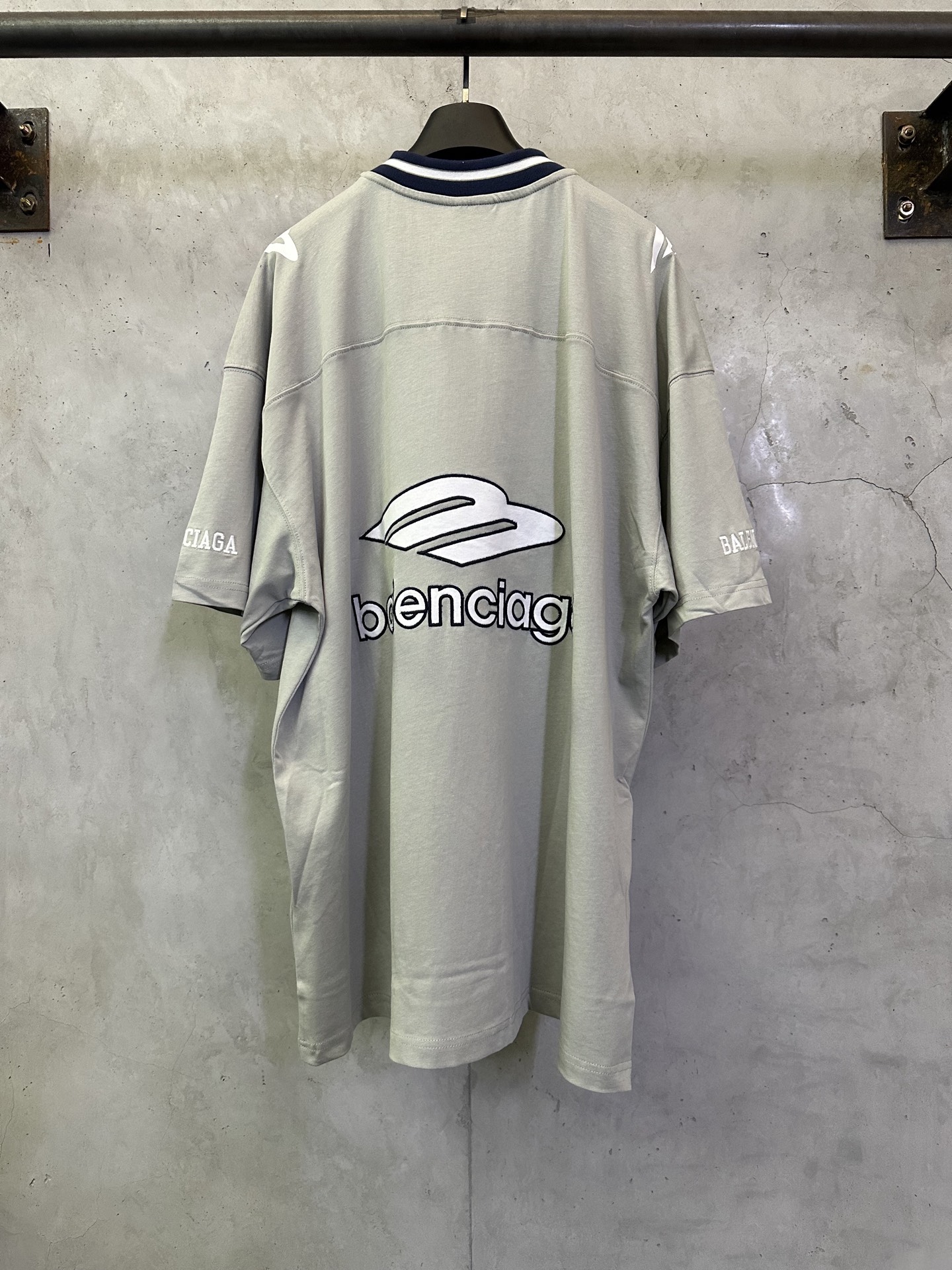 Balenciaga Balenciaga 巴黎世家 FW25 FOOTBALL系列3m刺绣V领落肩足球衣长袖t恤