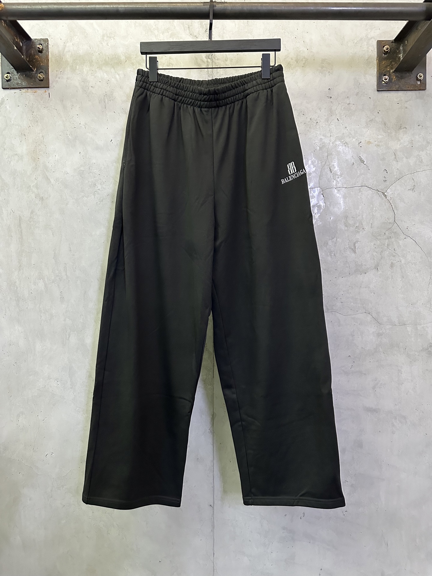 P185 Balenciaga 巴黎世家 25ss 双B新logo刺绣休闲拖地卫裤 面料：采用巴黎zp定制定染洗后新锐卫衣料 重磅440g AIR.棉感自然 挺括有型 纹理清晰 布面光洁 0缩水不变型 logo采用进口田岛绣花机 对板高密…
