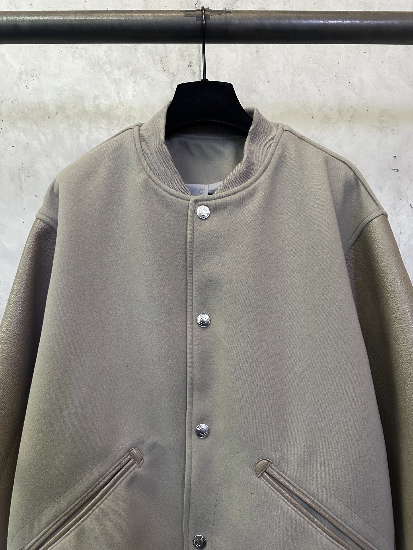 Dior DIOR 毛巾刺绣拼接皮衣棒球服