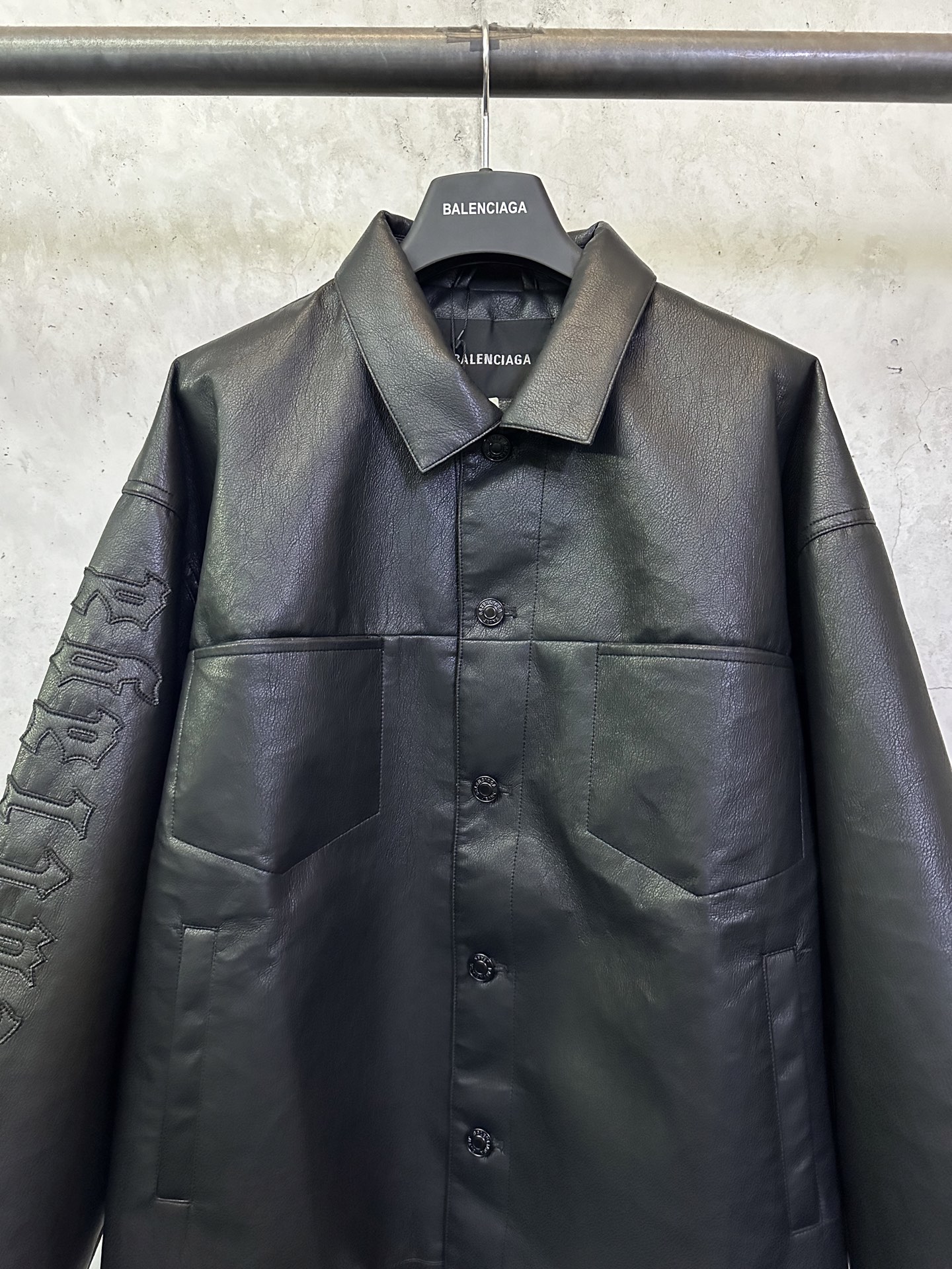 Balenciaga Balenciaga巴黎世家 ss26 单排扣落肩袖皮衣夹克外套