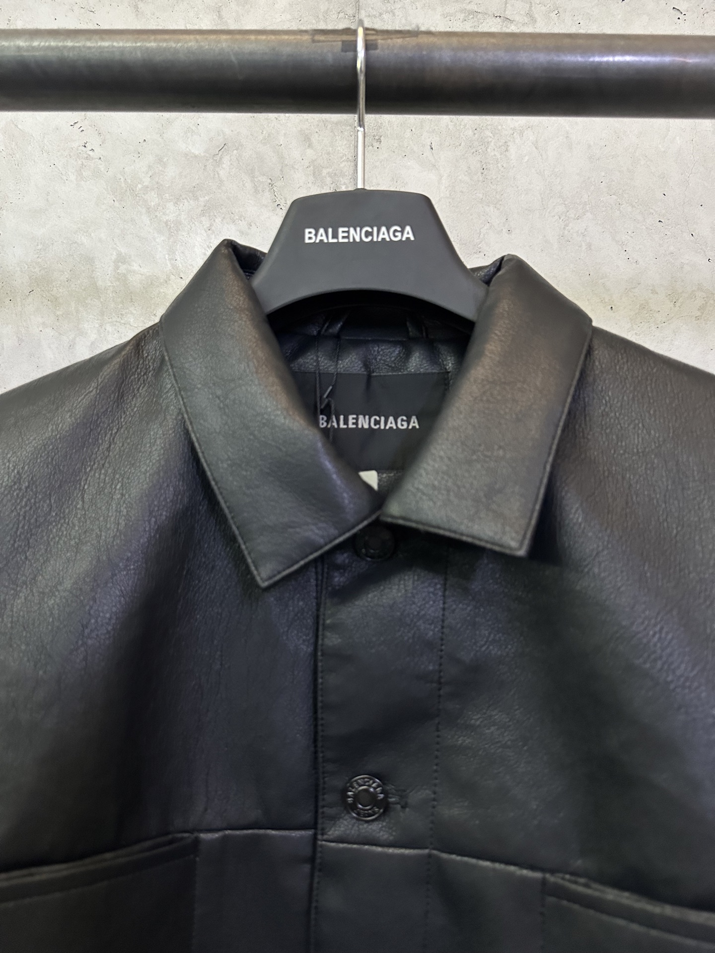 Balenciaga Balenciaga巴黎世家 ss26 单排扣落肩袖皮衣夹克外套