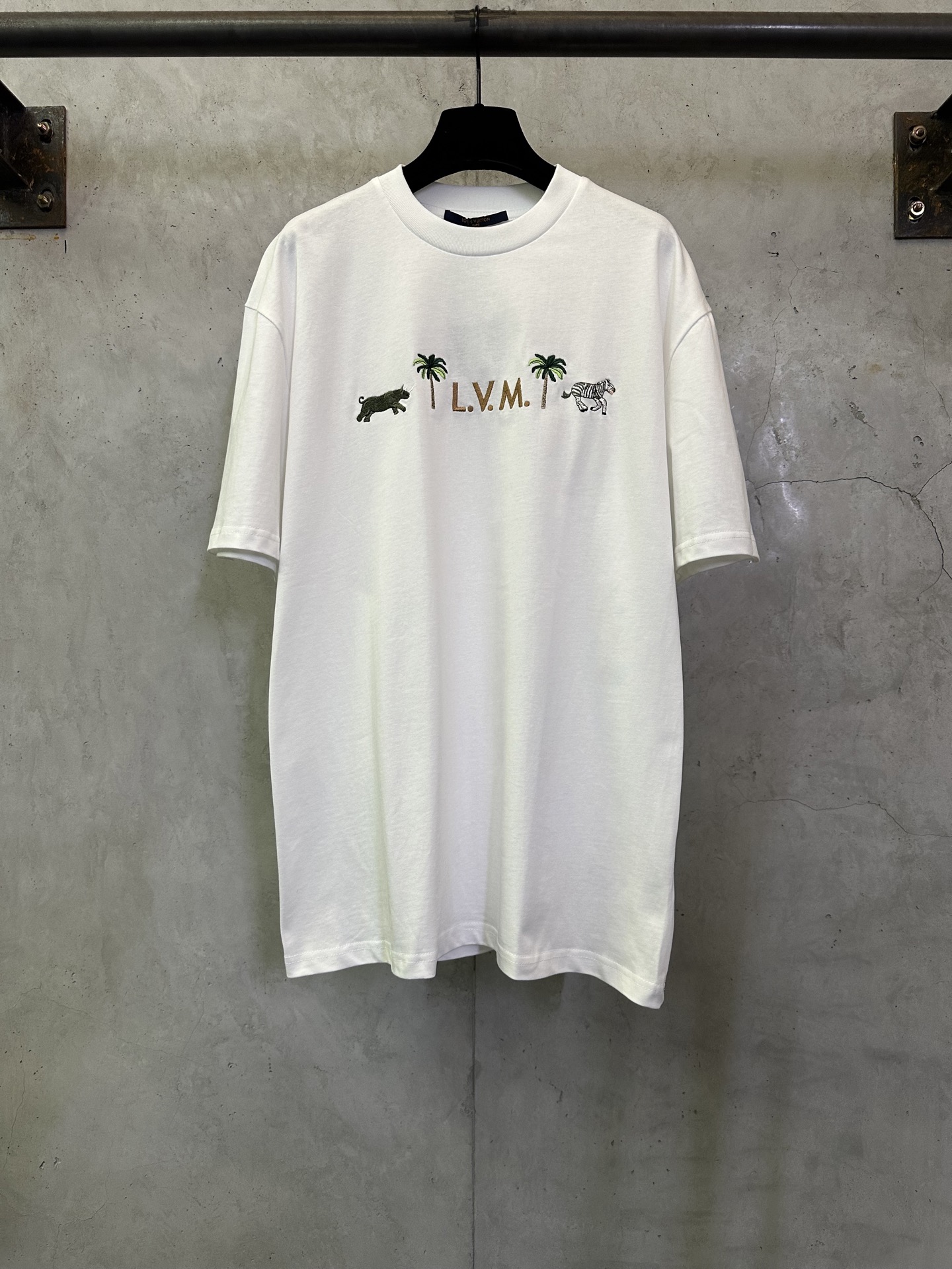 P115 Etiqueta de cuero con logo bordado animal de LOUIS VUITTON Tejido: Confeccionado en algodón peinado de doble hilo …